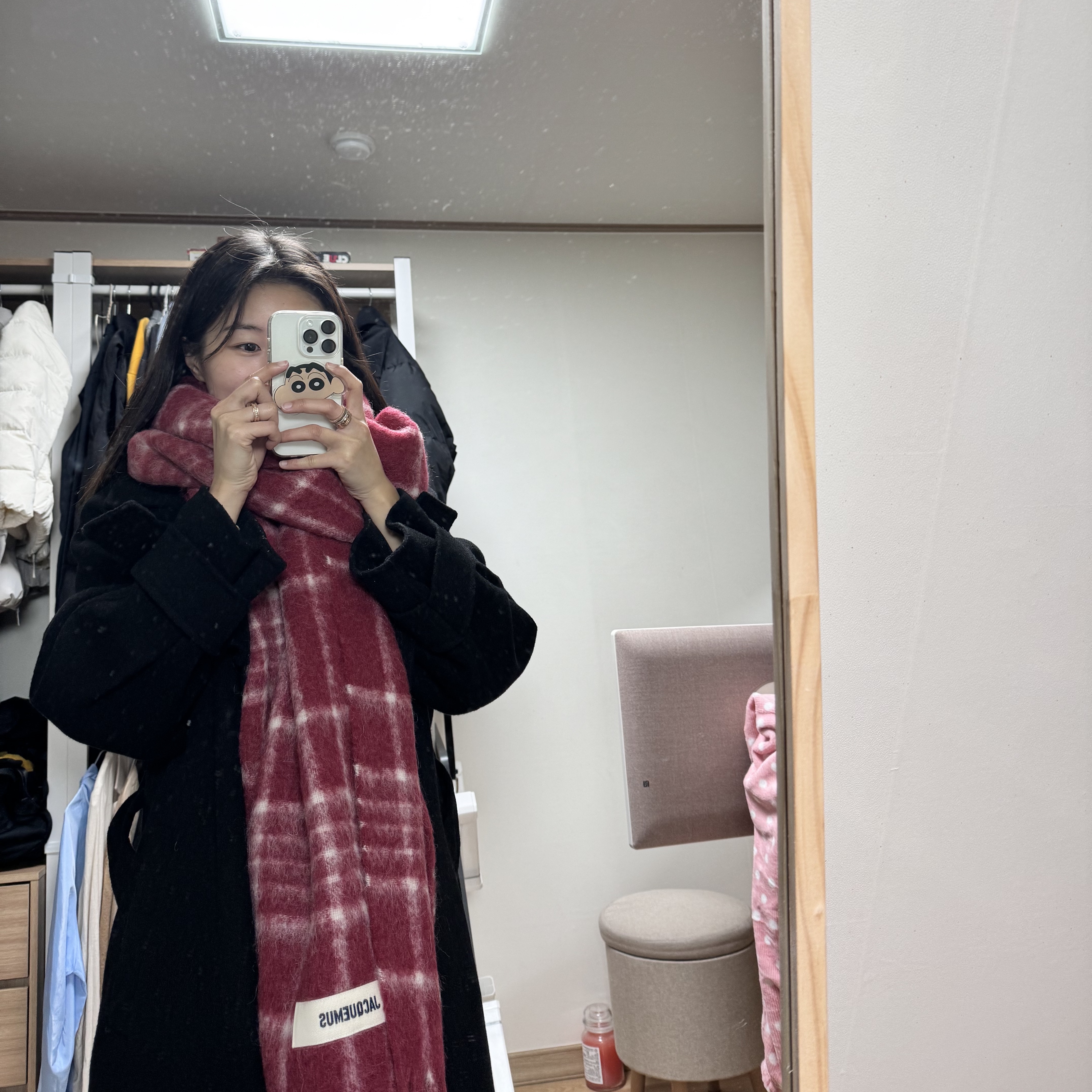 Jacquemus L’echarpe Carro Le Chouchou Jacquard Check Muffler Dark Red, (W) UGG Classic Clear Mini Boots Natural Black 착용 스타일 - 2