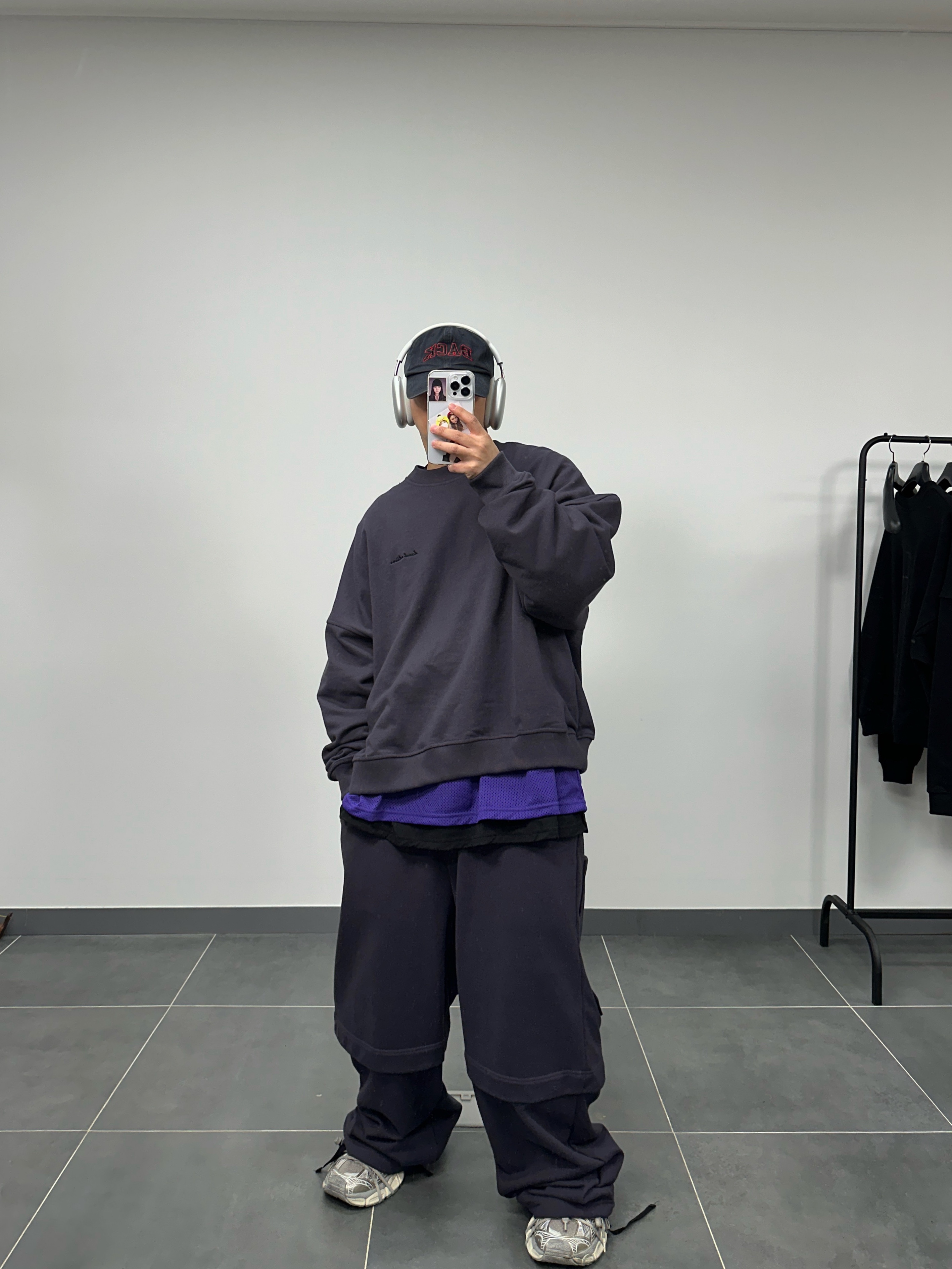 Balenciaga 3XL Sneakers Light Beige, Apple AirPods Max Lightning Silver (Korean Ver.) 착용 스타일 - 3