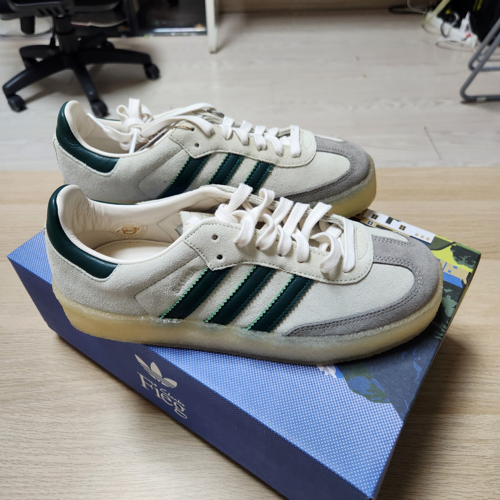 Adidas x Clarks x Ronnie Fieg 8th Street Samba Chalk White Green 착용 스타일 - 6