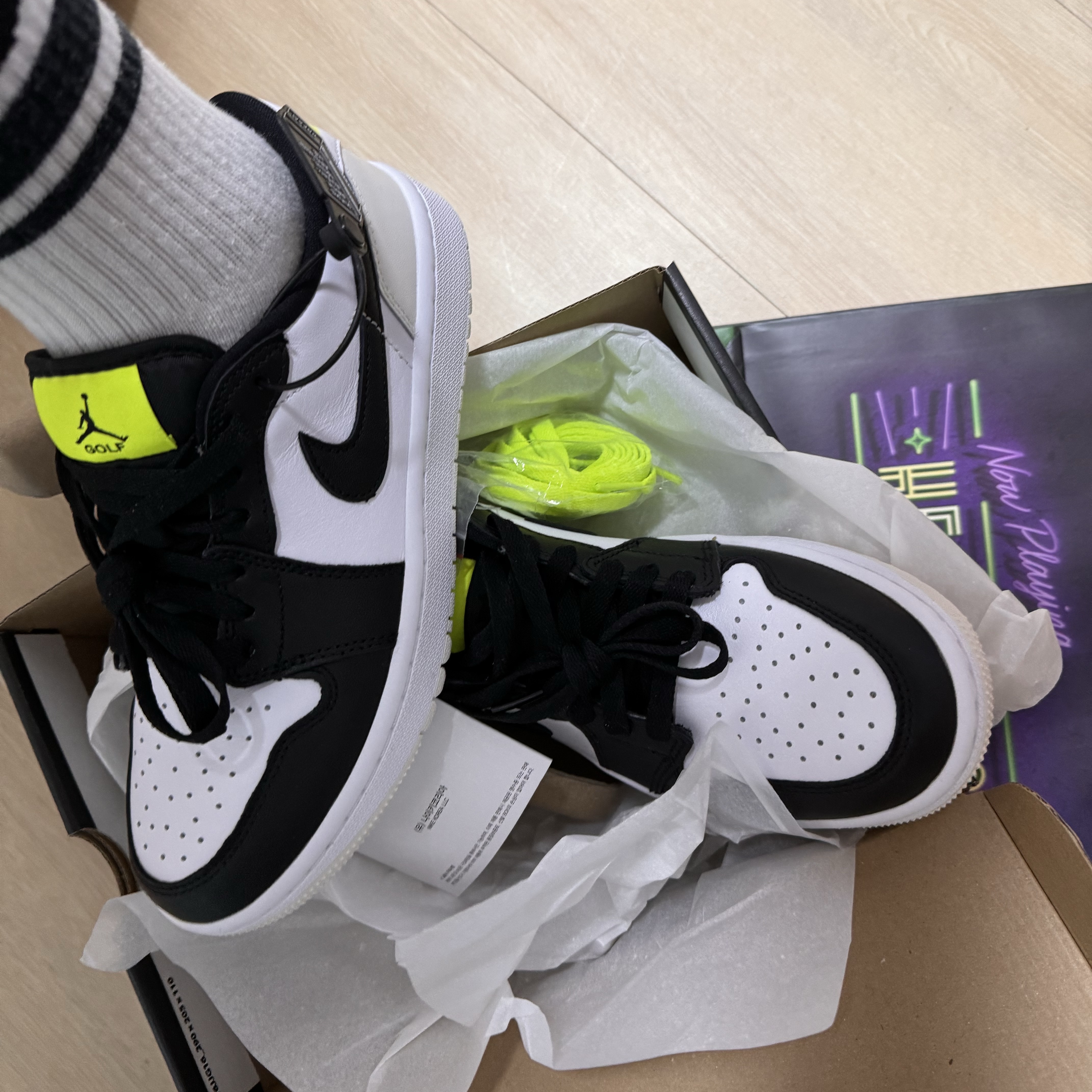 Jordan 1 Low Golf Black White and Volt 착용 스타일