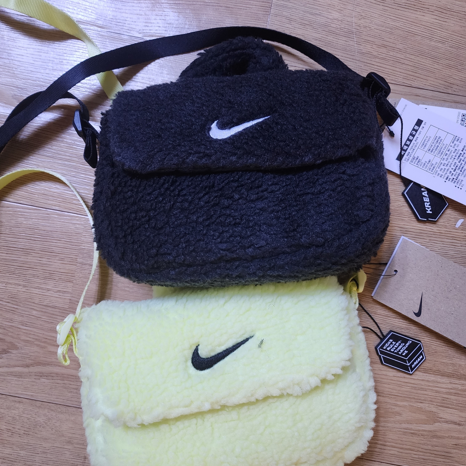 (Kids) Nike NSW Faux Fur Crossbody Bag Neon 착용 스타일 - 1