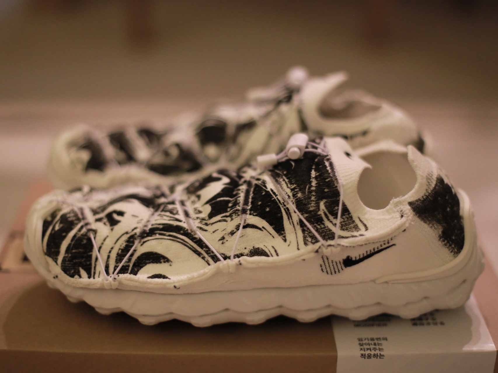 Nike ISPA Mindbody Black and White 착용 스타일 - 1