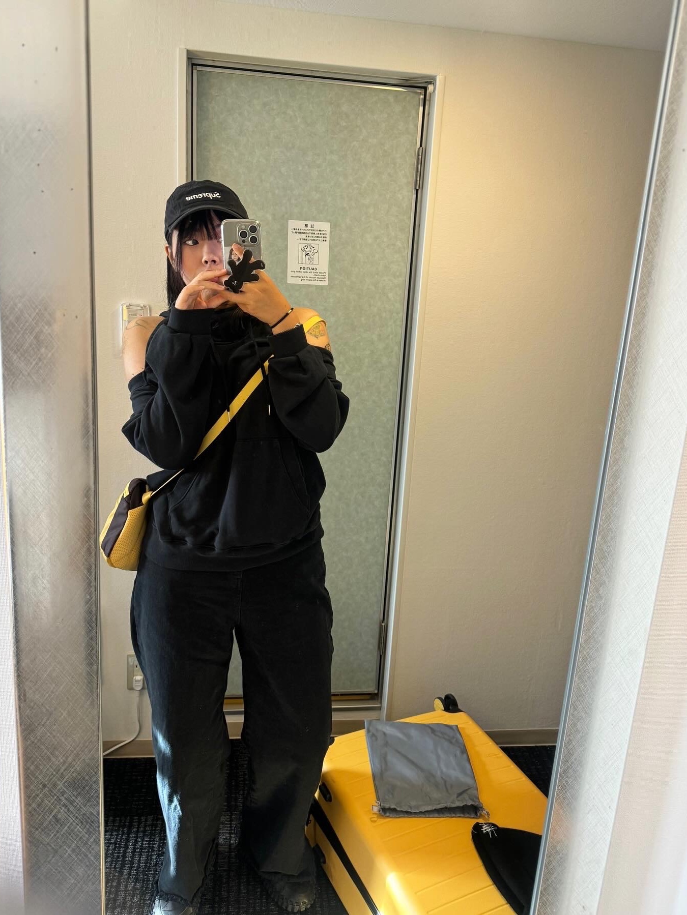 Nike x Jacquemus J Force 1 Low LX SP Black, Monamhee Bred Keyring with Pink Pants Brown 착용 스타일 - 1