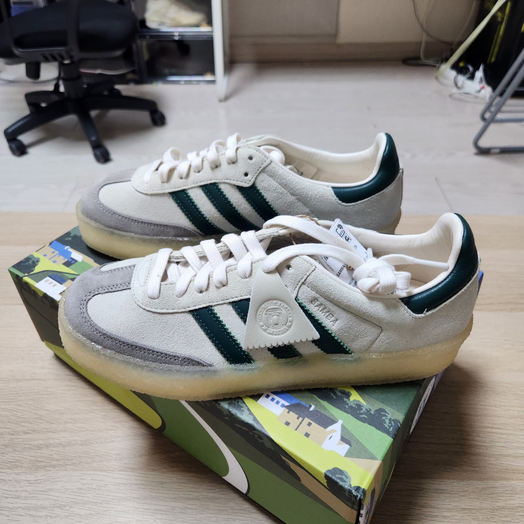 Adidas x Clarks x Ronnie Fieg 8th Street Samba Chalk White Green 착용 스타일 - 2