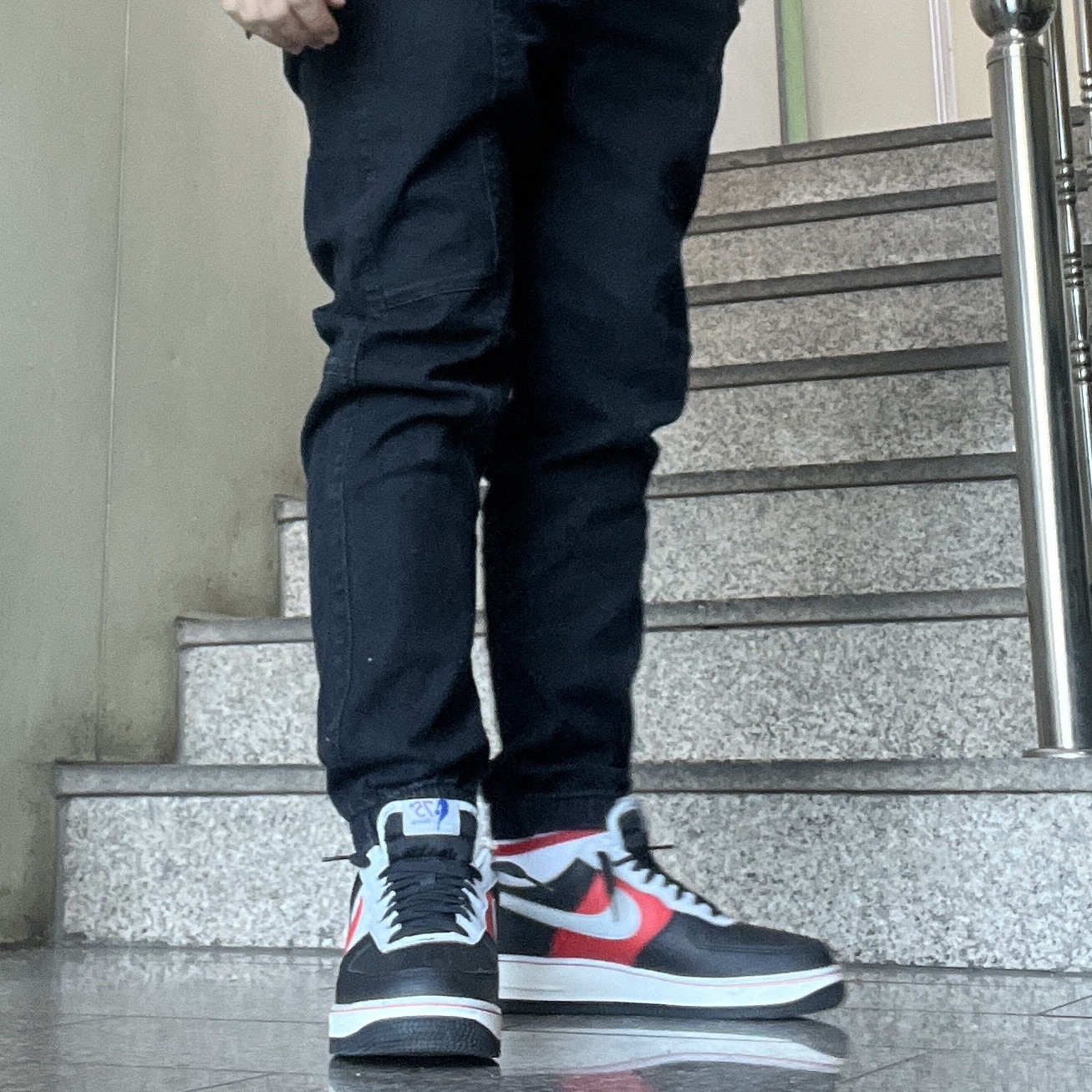 Nike x NBA Air Force 1 '07 LV8 EMB Black and Chile Red 착용 스타일 - 2