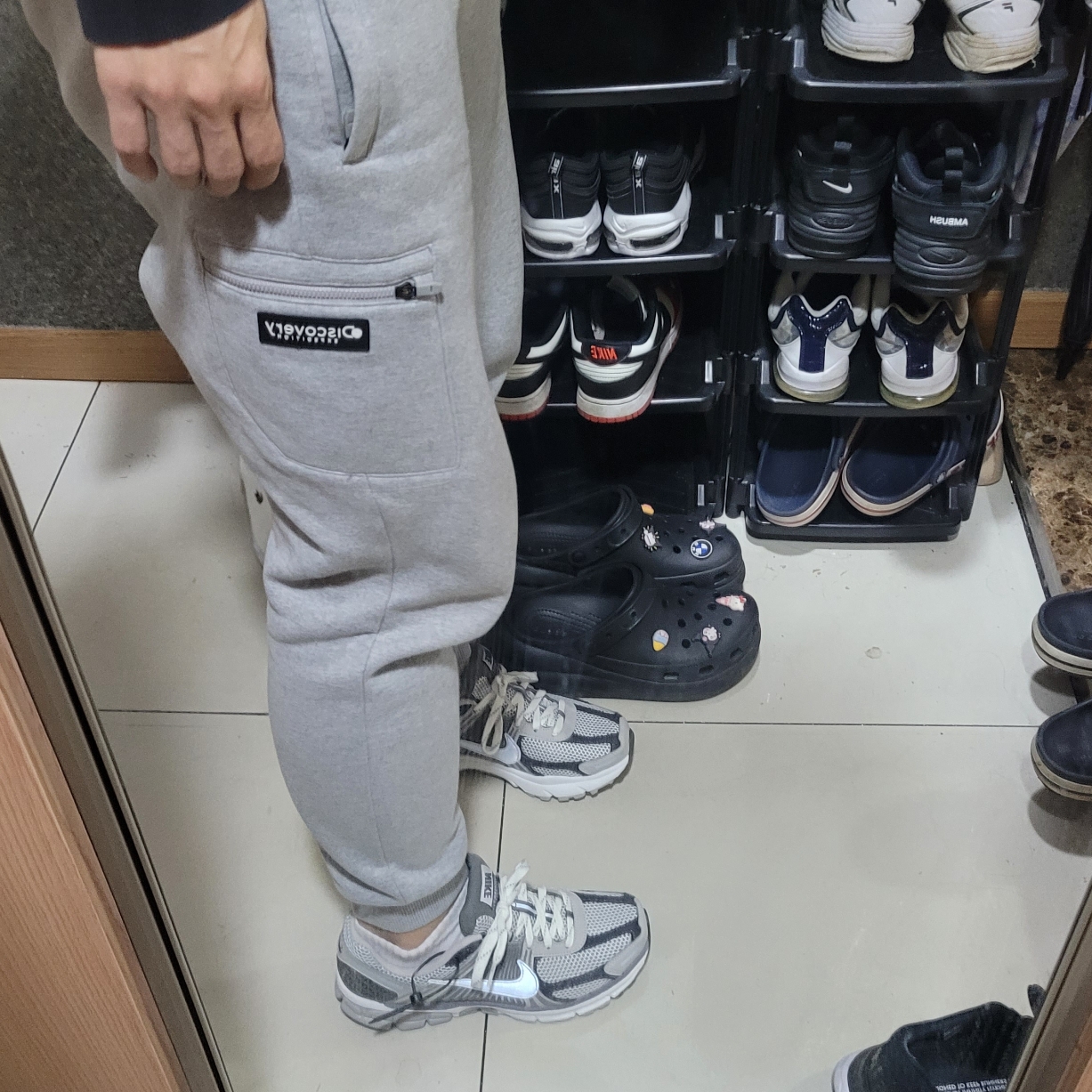 Nike Zoom Vomero 5 PRM Light Iron Ore and Flat Fewter 착용 스타일