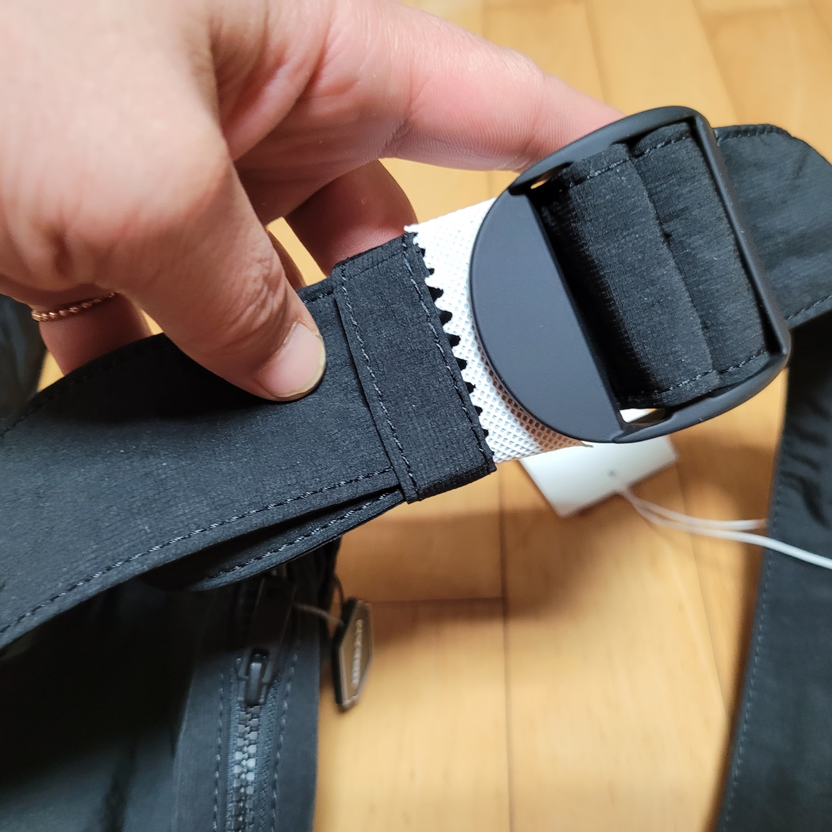 COS Nylon Crossbody Saddle Bag Black, COS Diamond Quilted Mini Crossbody Bag Black 착용 스타일 - 3
