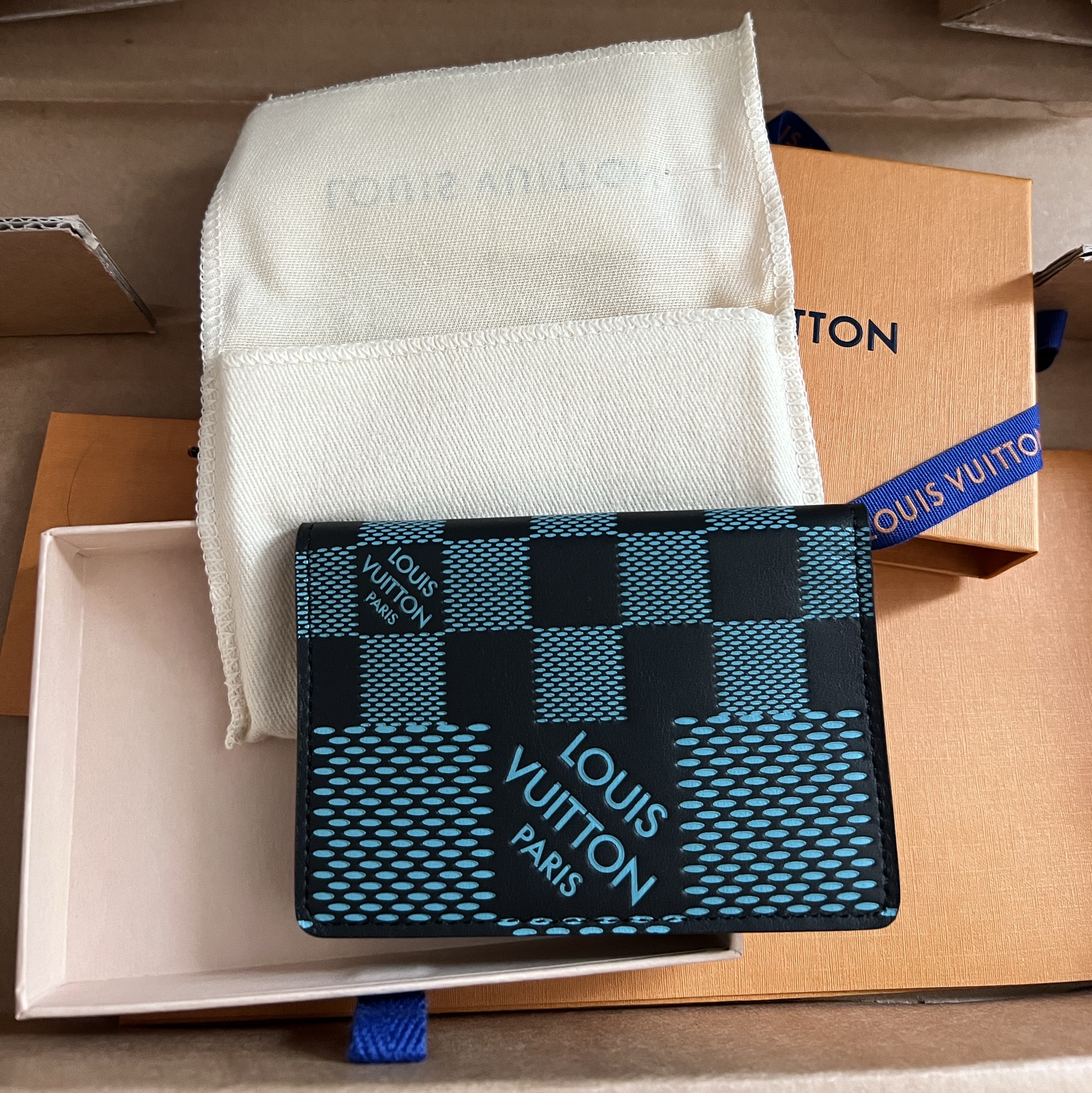 Louis Vuitton Pocket Organizer Damier Aquamarine 착용 스타일
