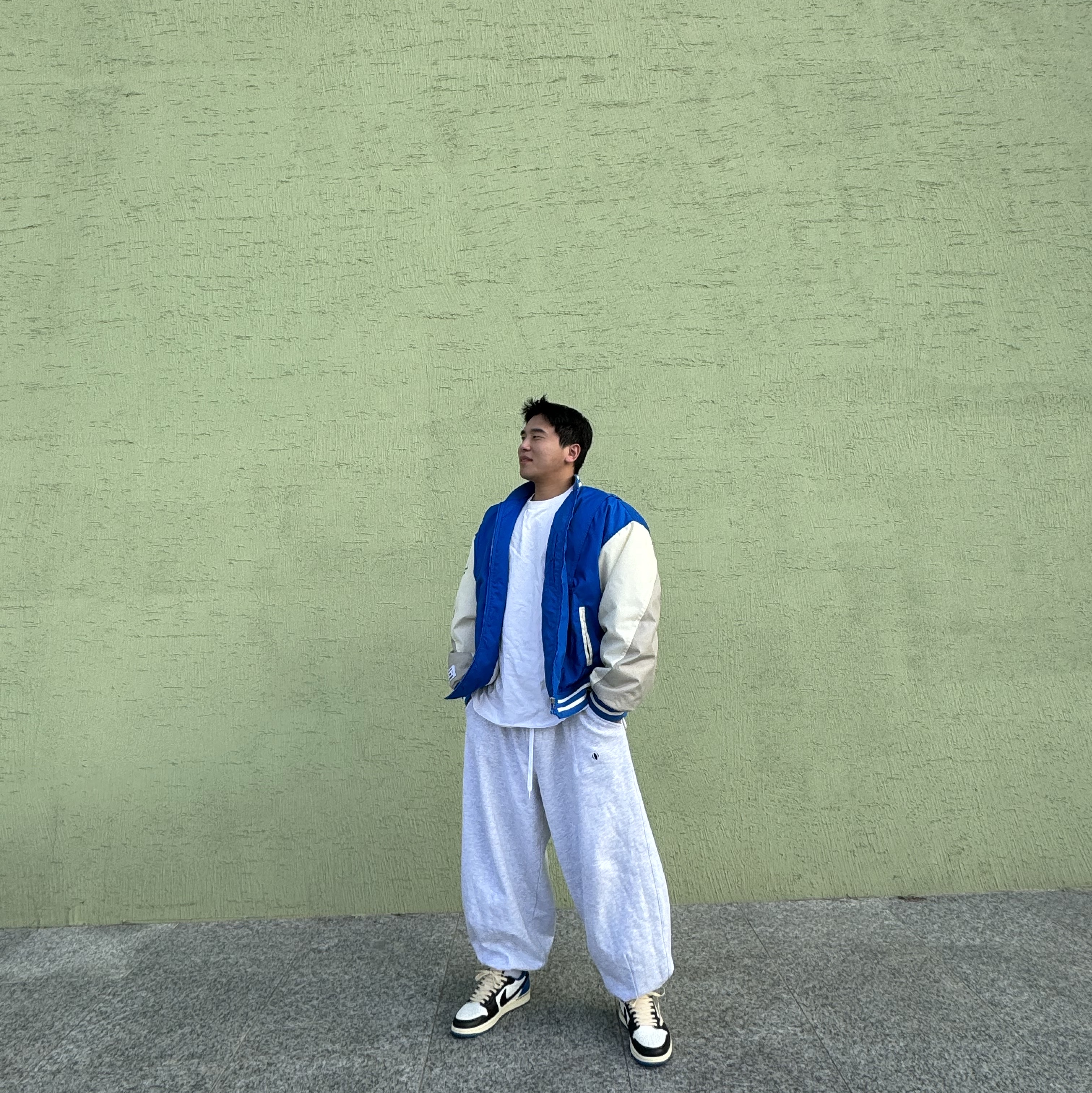 Converse x Ader Error Shapes Varsity Jacket Cobalt, Jordan 1 x Travis Scott x Fragment Retro Low OG SP Military Blue 착용 스타일