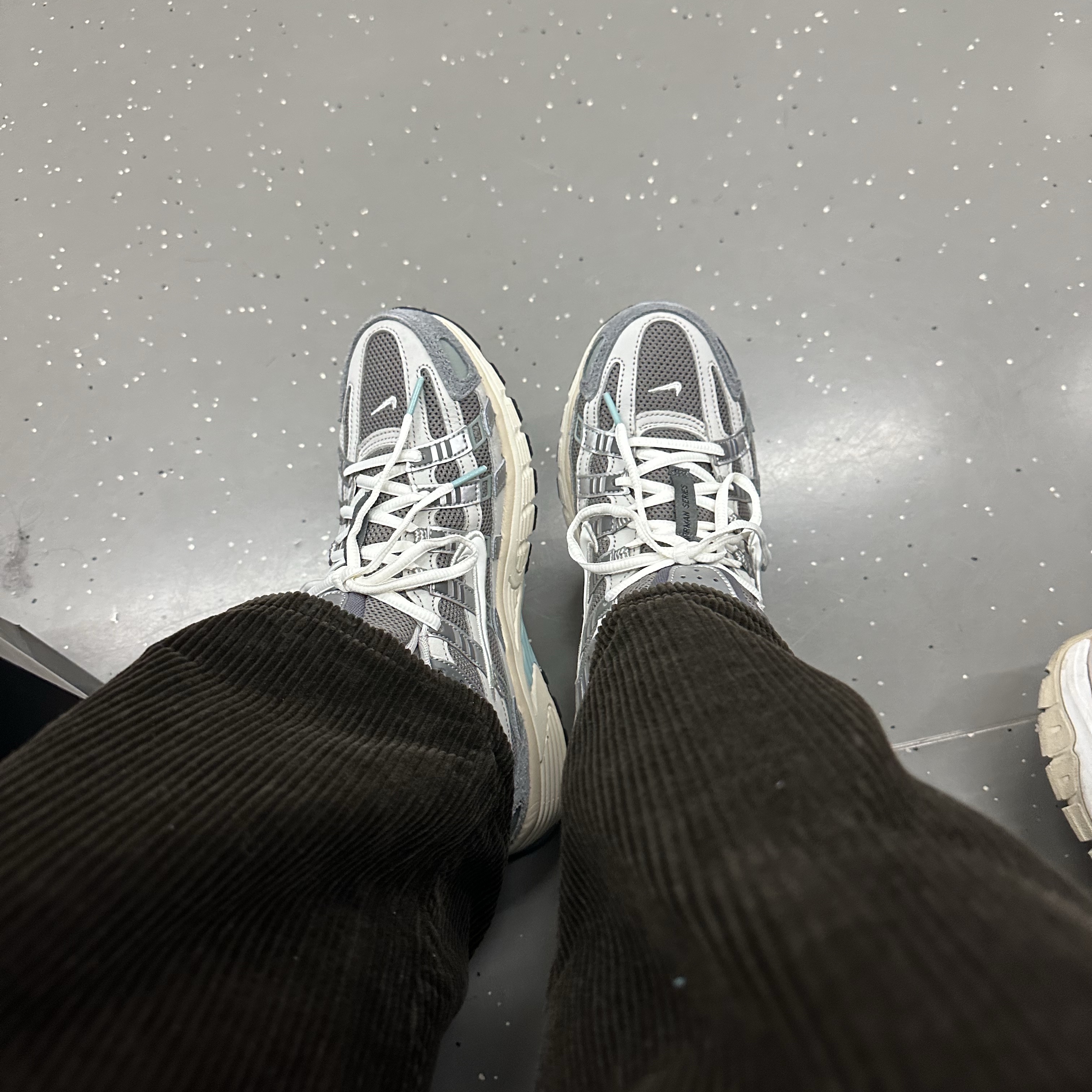 Nike P-6000 Flat Pewter Light Iron Ore 착용 스타일