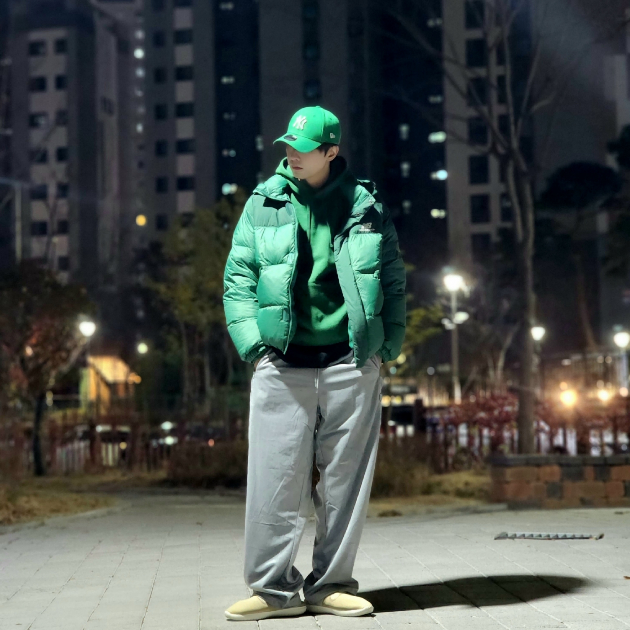 Nike Burrow Khaki Rattan, Nike NSW Club Fleece Pullover Hoodie Gorge Green - US/EU 착용 스타일 - 2