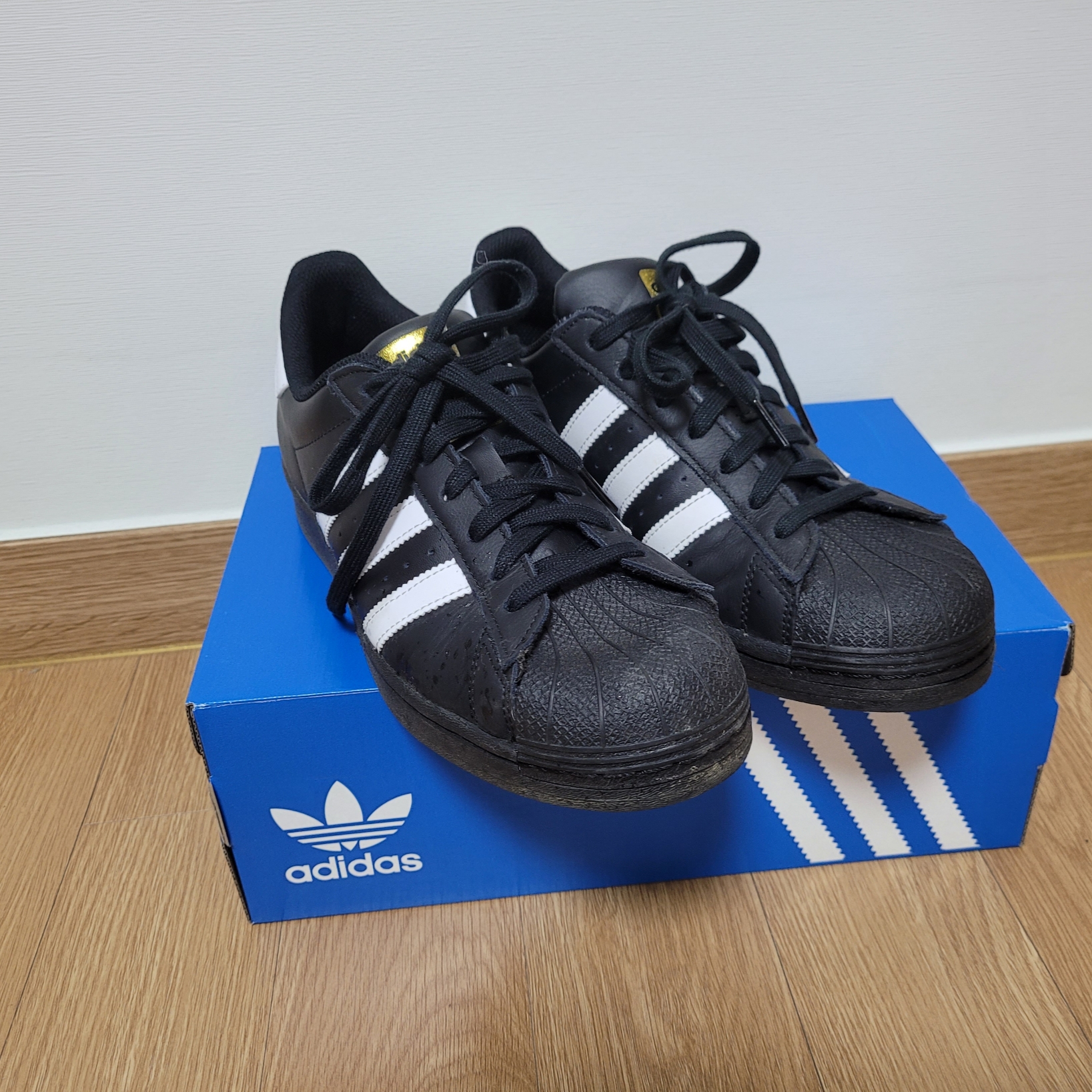 Adidas Superstar Core Black White 착용 스타일
