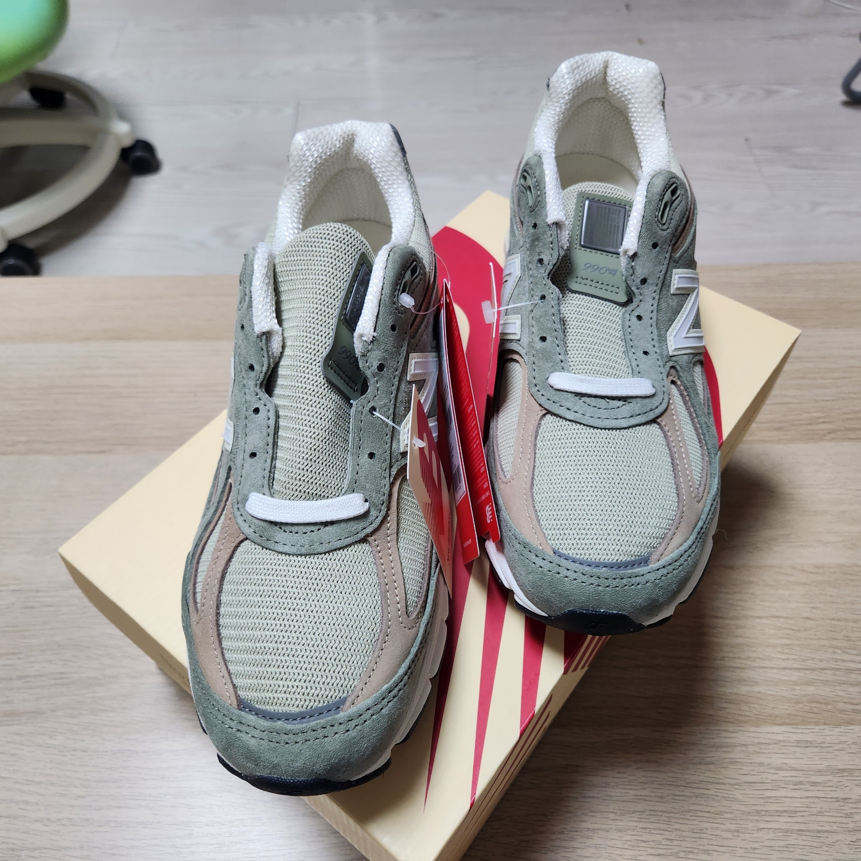 New Balance 990v4 Made in USA Olive Incense 착용 스타일 - 8