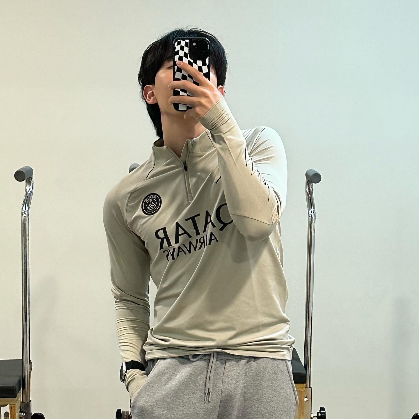 Jordan x Paris Saint-Germain Strike Dri-Fit Knit Soccer Drill Top Stone 착용 스타일