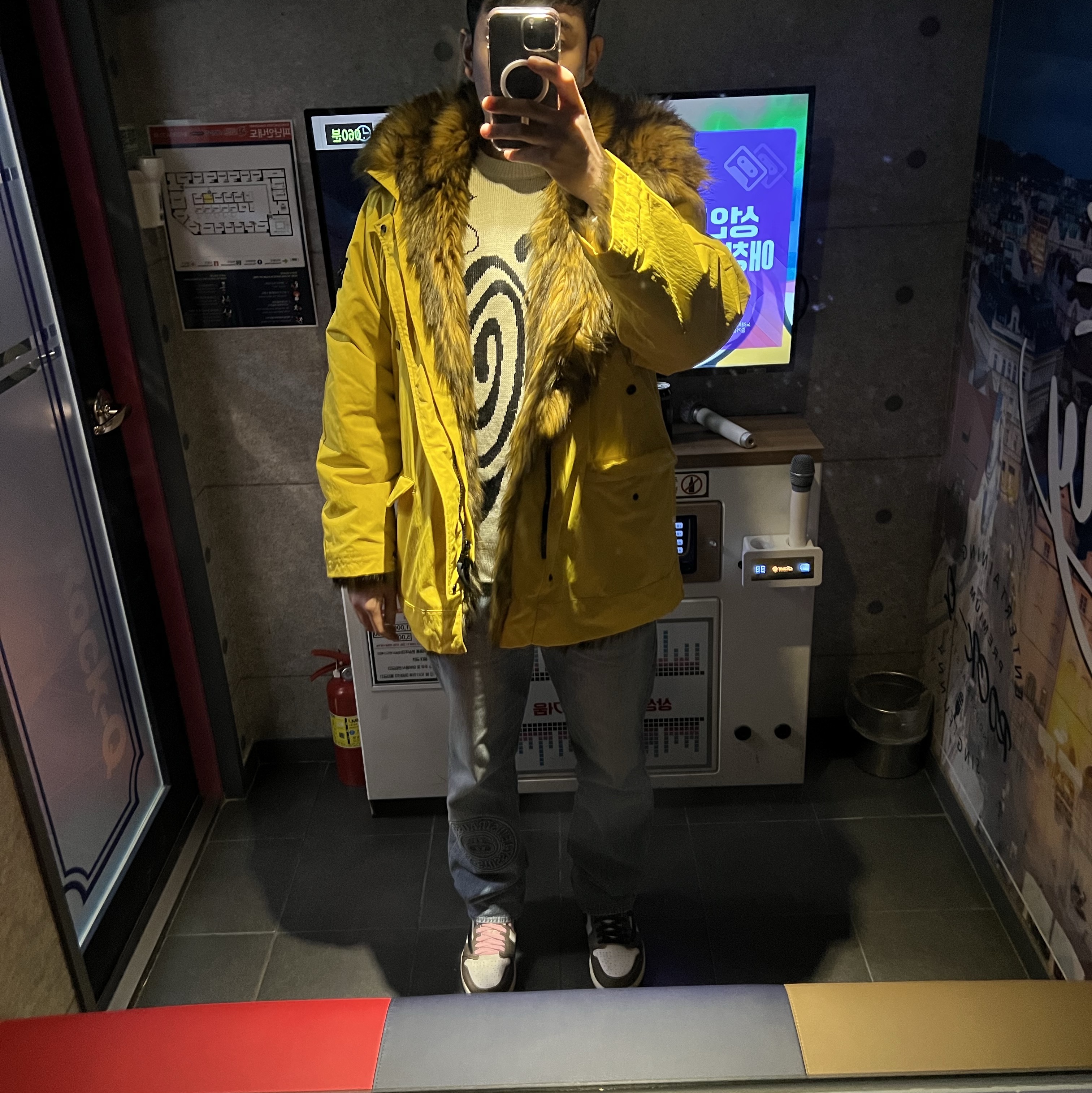 Supreme x Stone Island Formula Steel Reversible Faux Fur Parka Yellow - 22SS, Nike x Stussy NRG LS Knit Sweater Fossil (DR2893-238) 착용 스타일