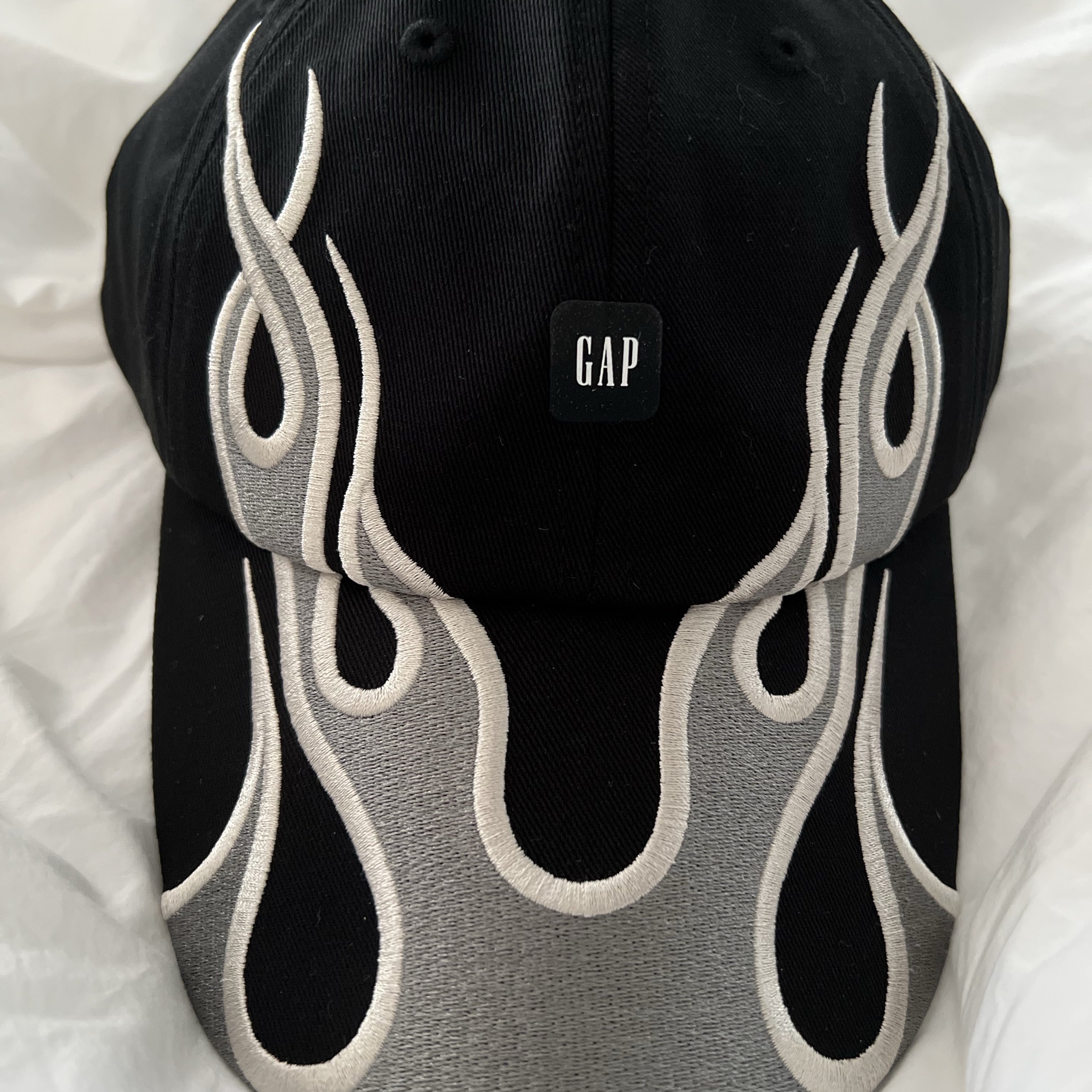 Yeezy Gap Engineered By Balenciaga Flame Cap Black 착용 스타일 - 1
