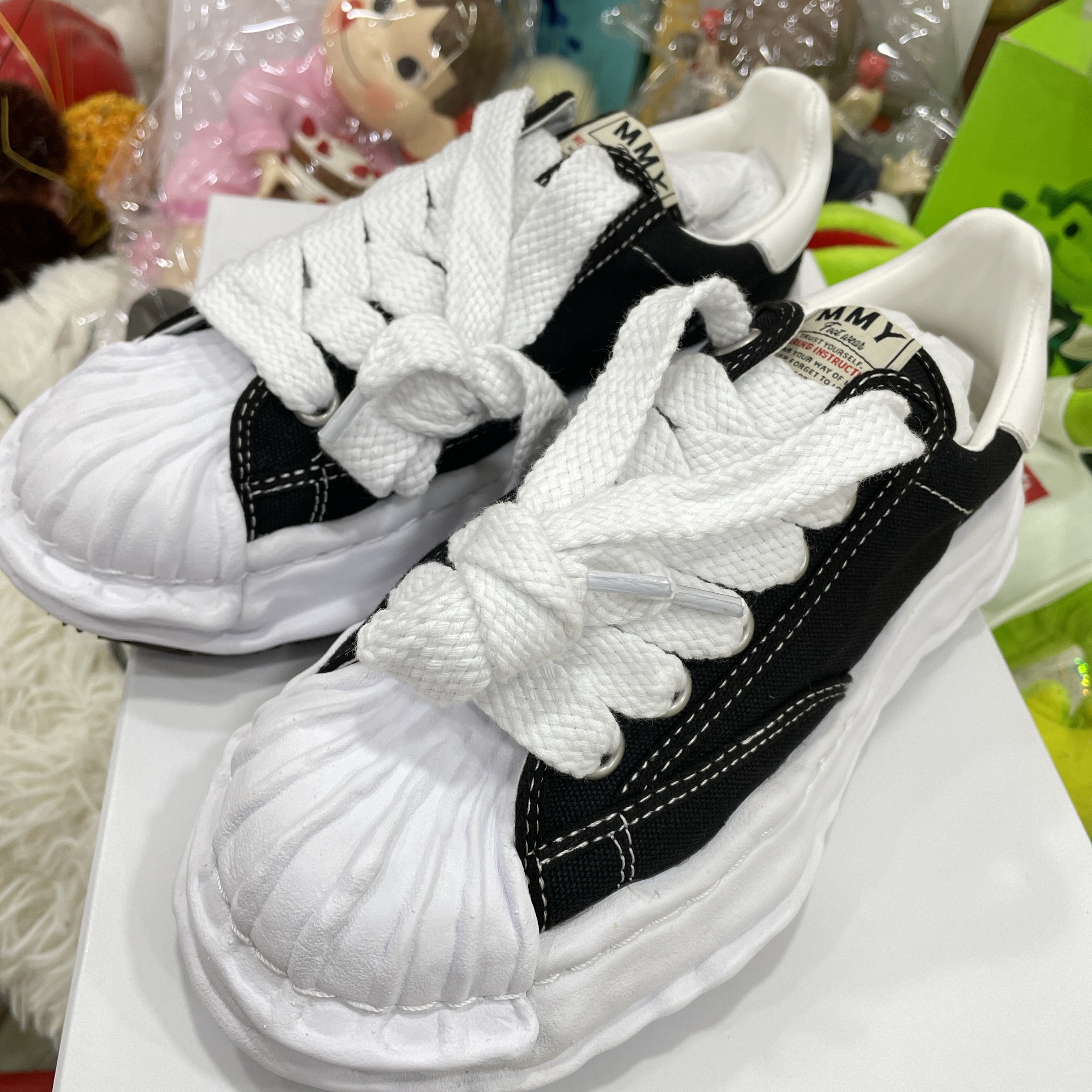 Maison Mihara Yasuhiro Blakey OG Sole Canvas Low-top Sneakers Black White 착용 스타일