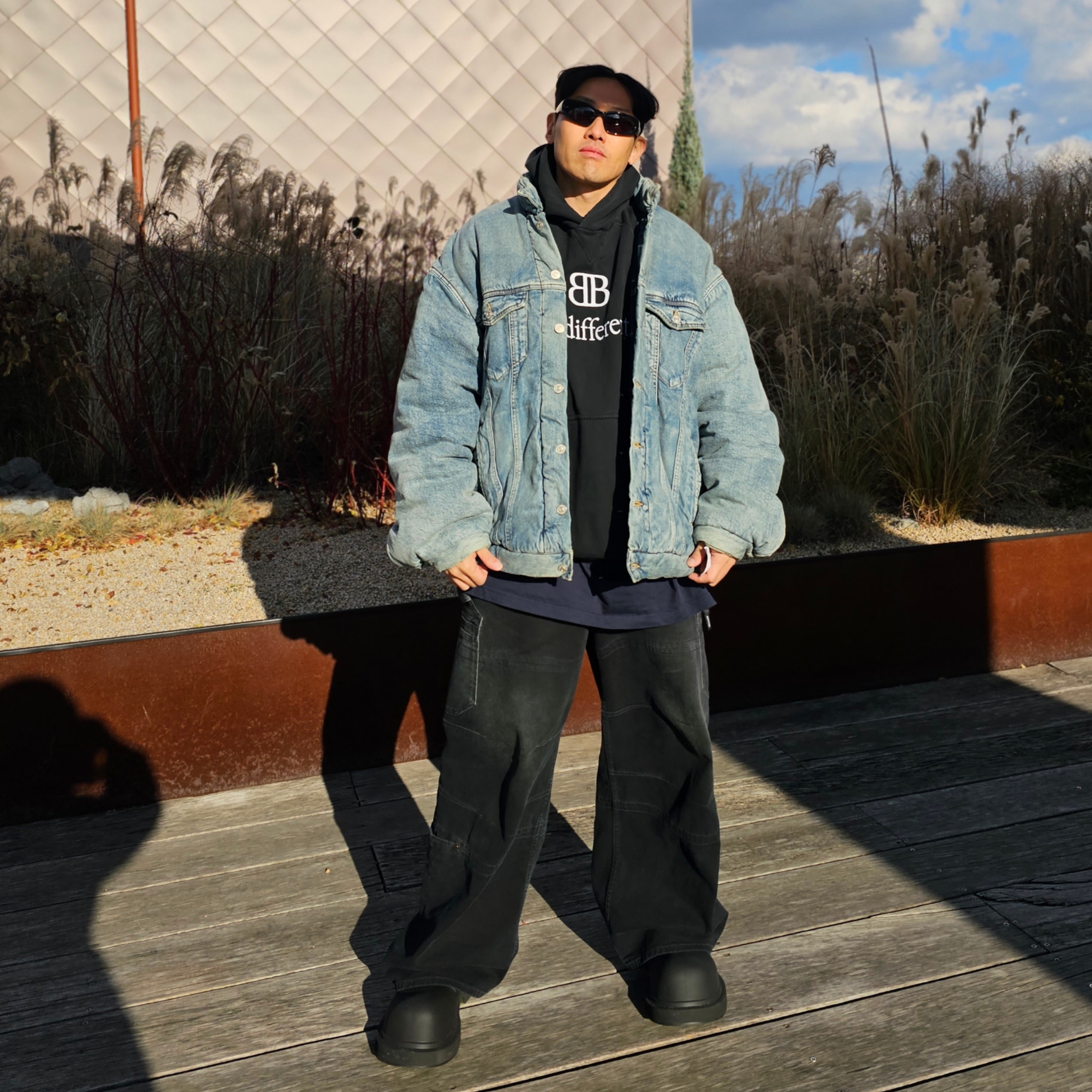 Balenciaga Padded Jacket Light Blue, Balenciaga Swift Oval Sunglasses Black 착용 스타일 - 1
