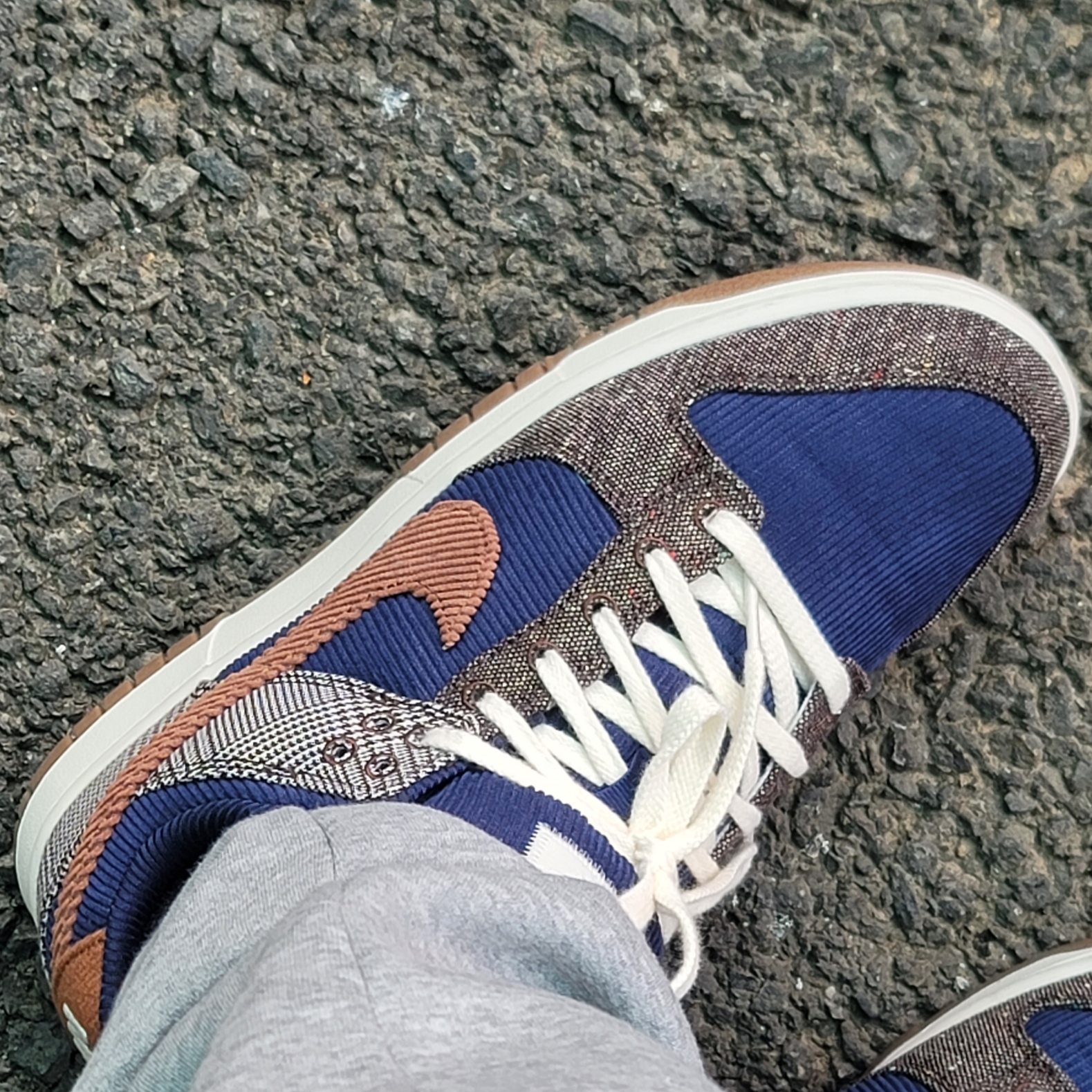 Nike Dunk Low PRM Midnight Navy and Baroque Brown 착용 스타일