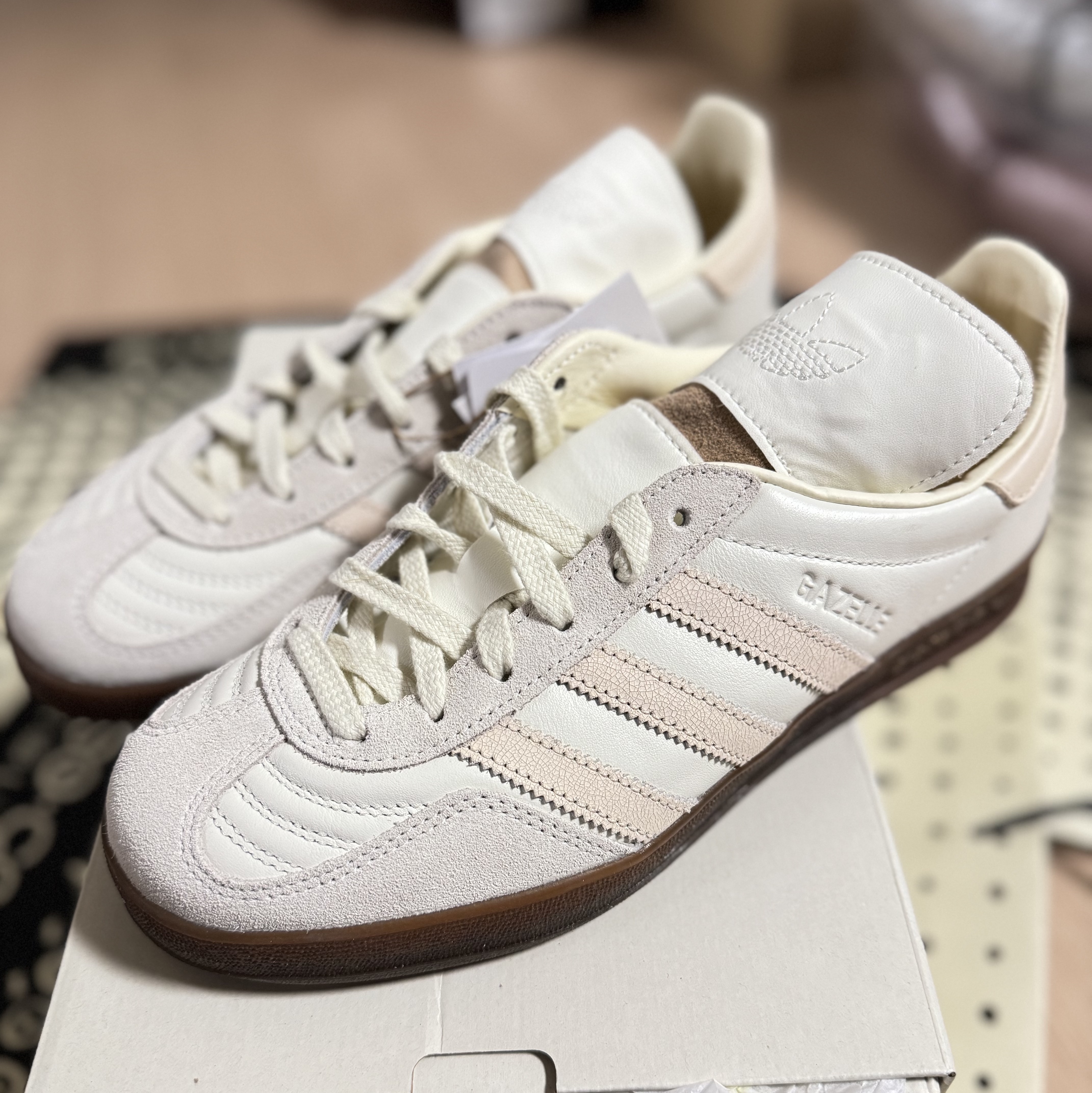 Adidas x Foot Industry Gazelle Indoor Off White Sand Strata, Adidas x Foot Industry Gazelle Indoor Off White Green 착용 스타일