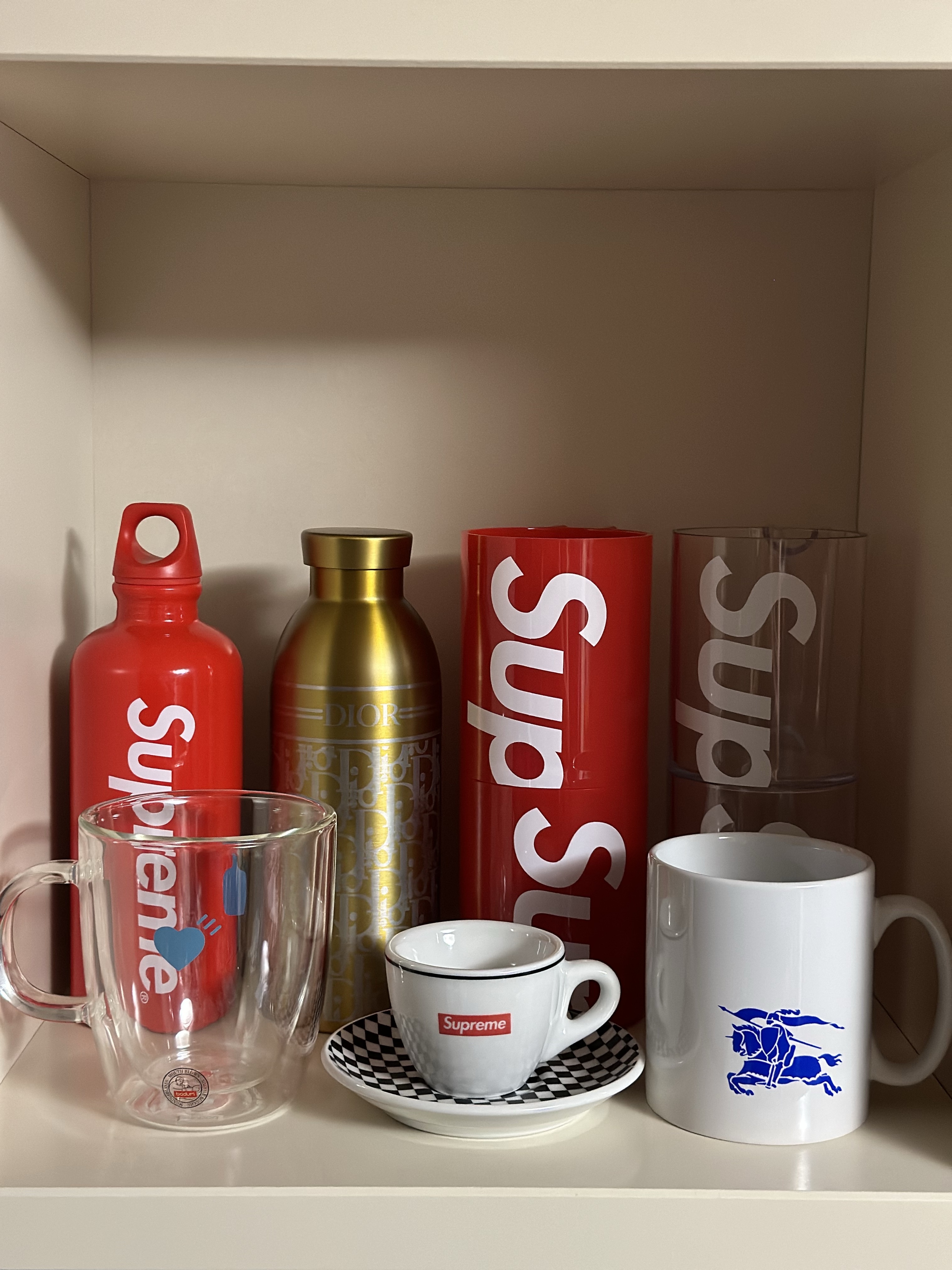 Supreme x Sigg Traveller 0.6L Water Bottle Red - 23SS, Dior x Sacai Bottle & Bottle Holder Navy Blue 착용 스타일
