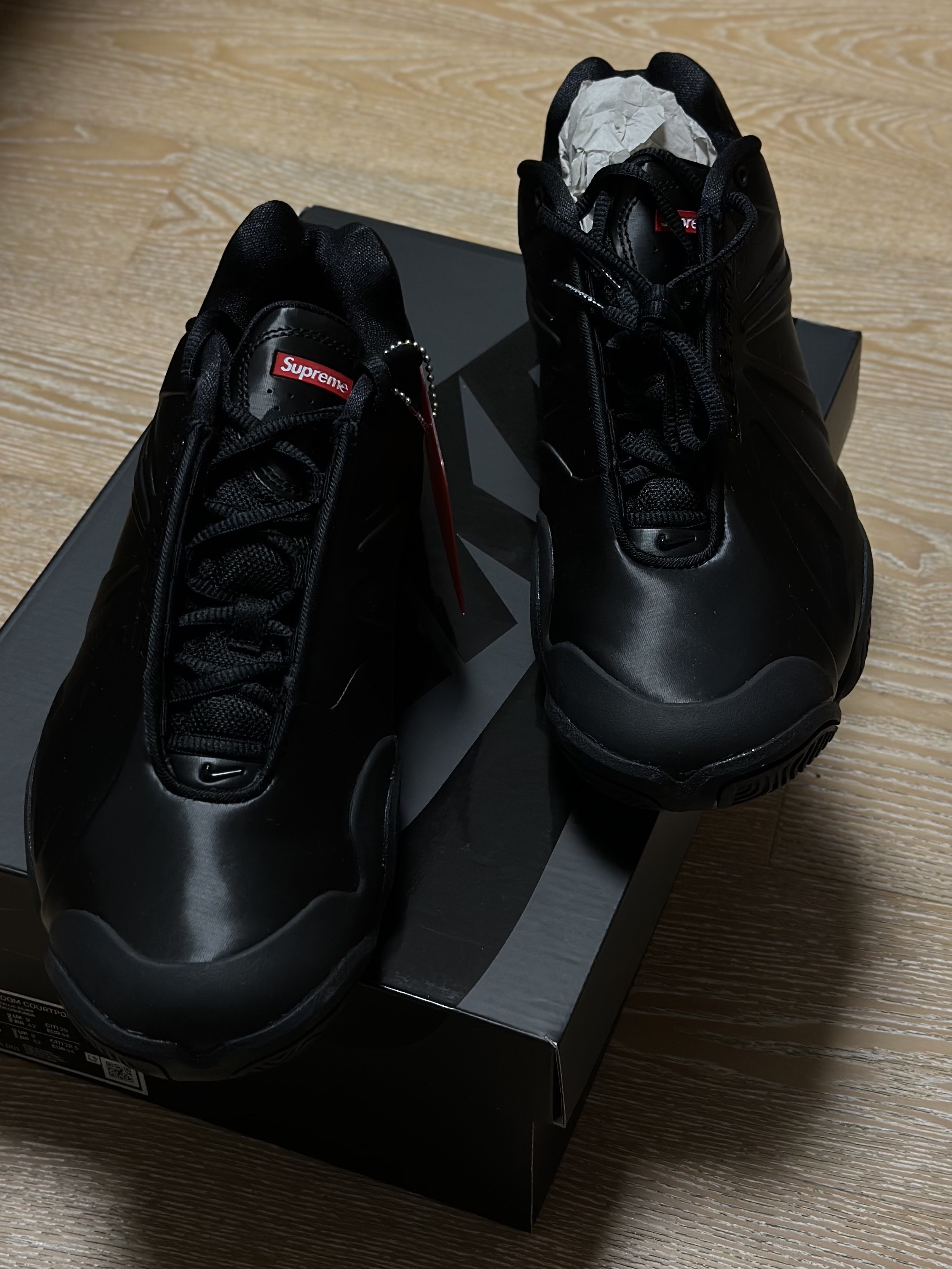 Nike x Supreme Air Zoom Courtposite SP Black Metallic Silver 착용 스타일 - 3