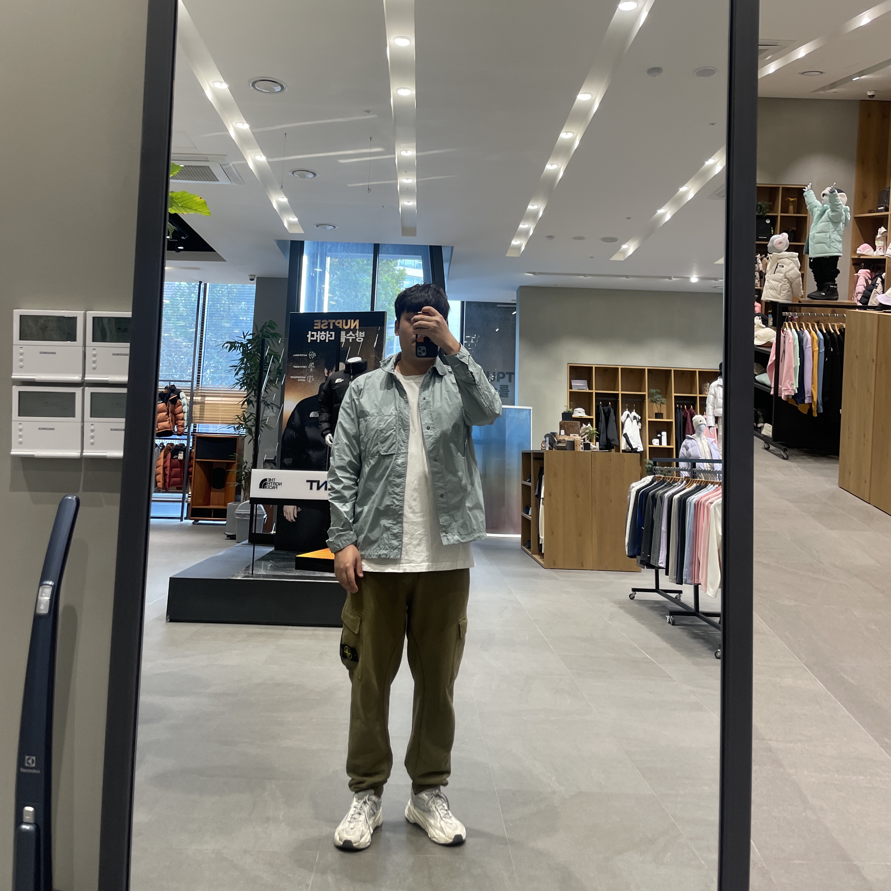 Adidas Yeezy Boost 700 V2 Static 2022 착용 스타일