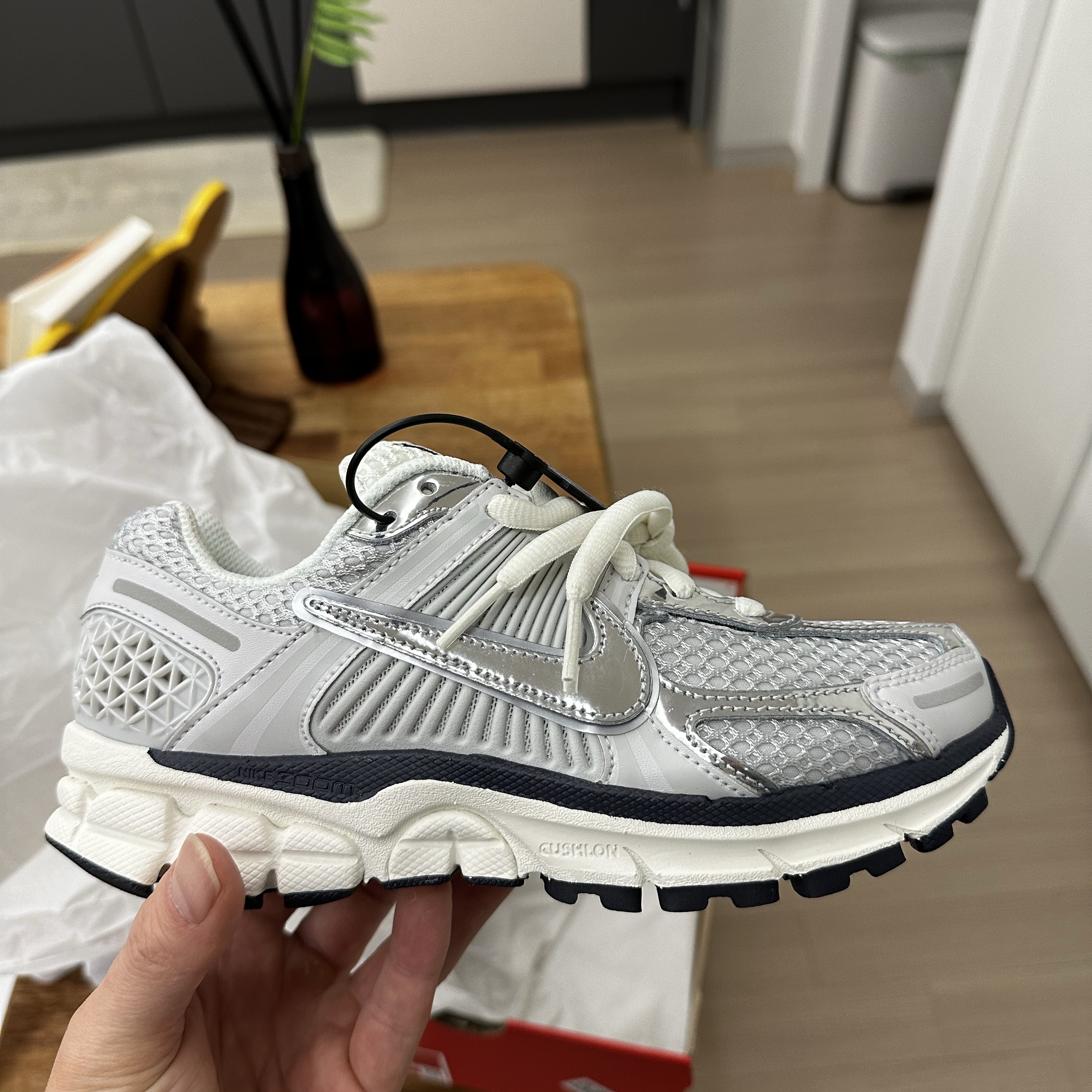 (W) Nike Zoom Vomero 5 Photon Dust and Metallic Silver 착용 스타일