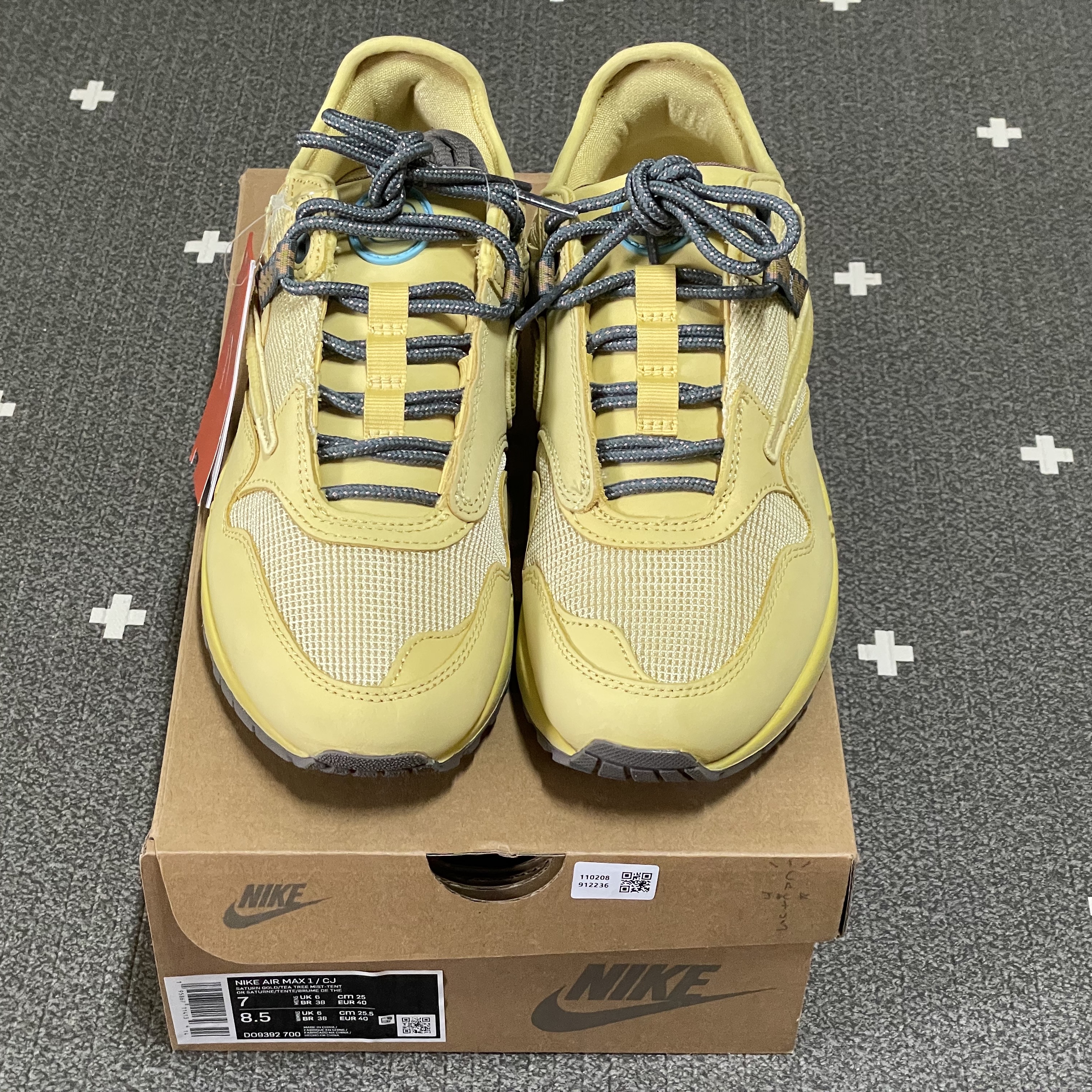 Nike x Travis Scott Air Max 1 Cact.us Gold 착용 스타일