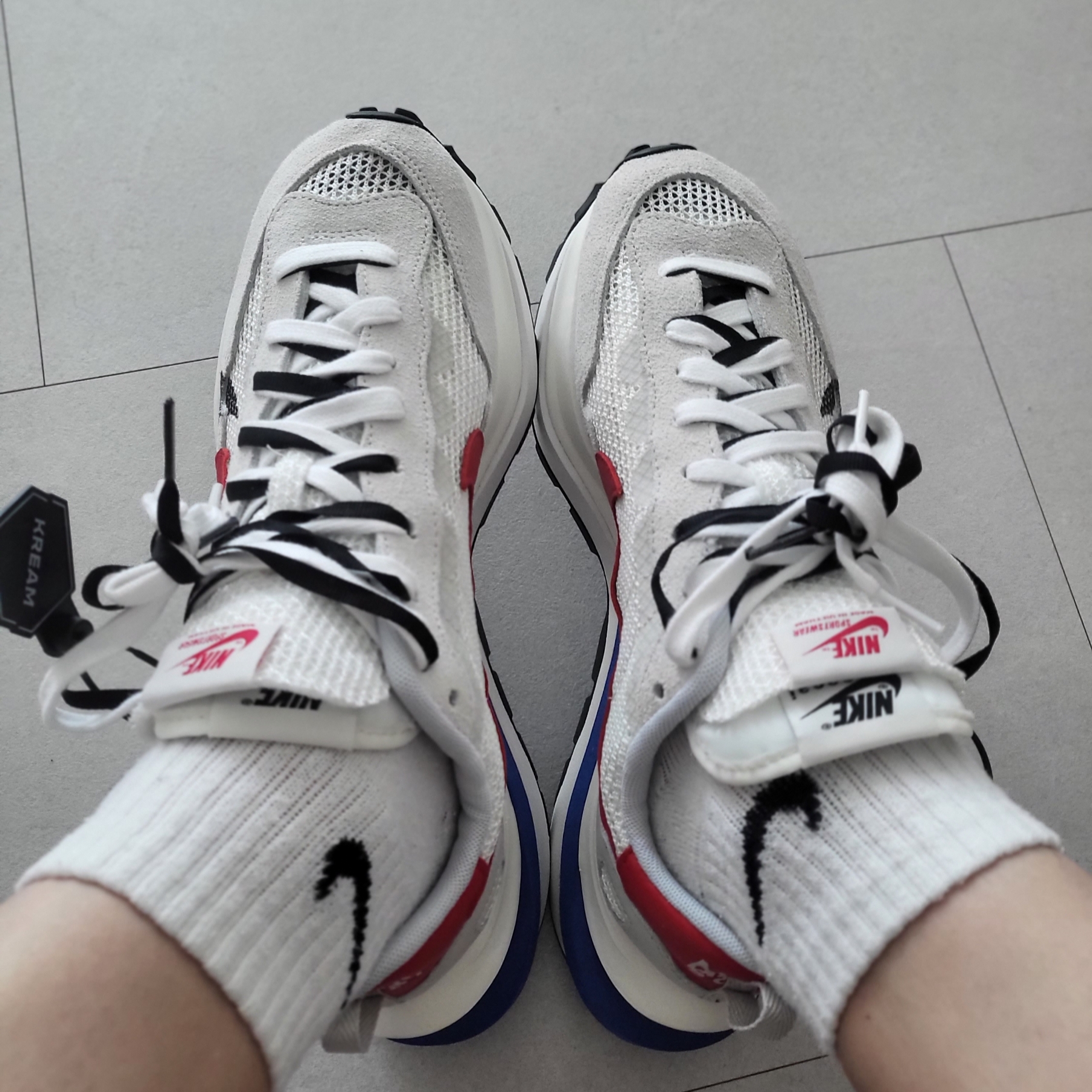 Nike x Sacai VaporWaffle Royal Fuchsia 착용 스타일 - 1