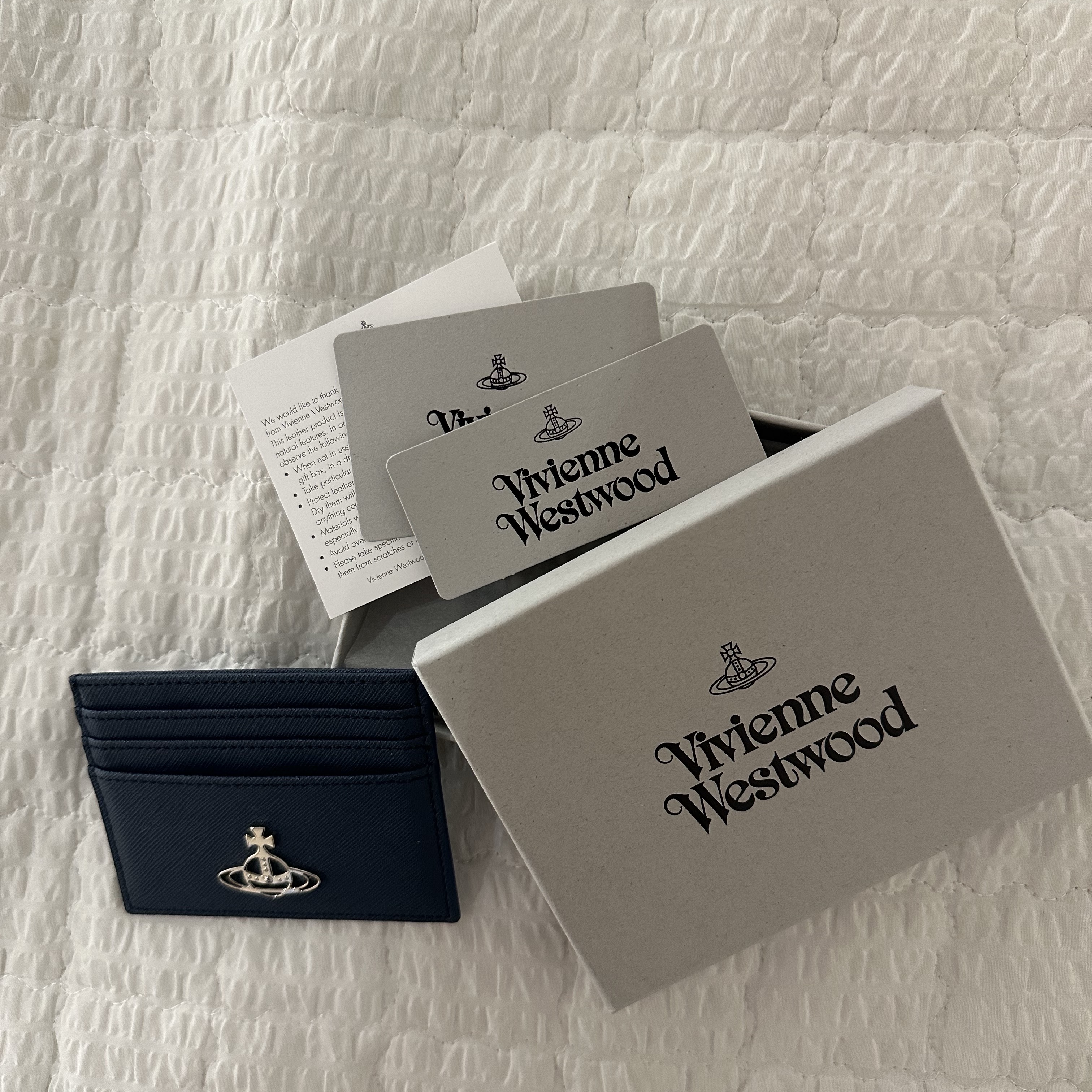 Vivienne Westwood Logo Card Holder Navy 착용 스타일