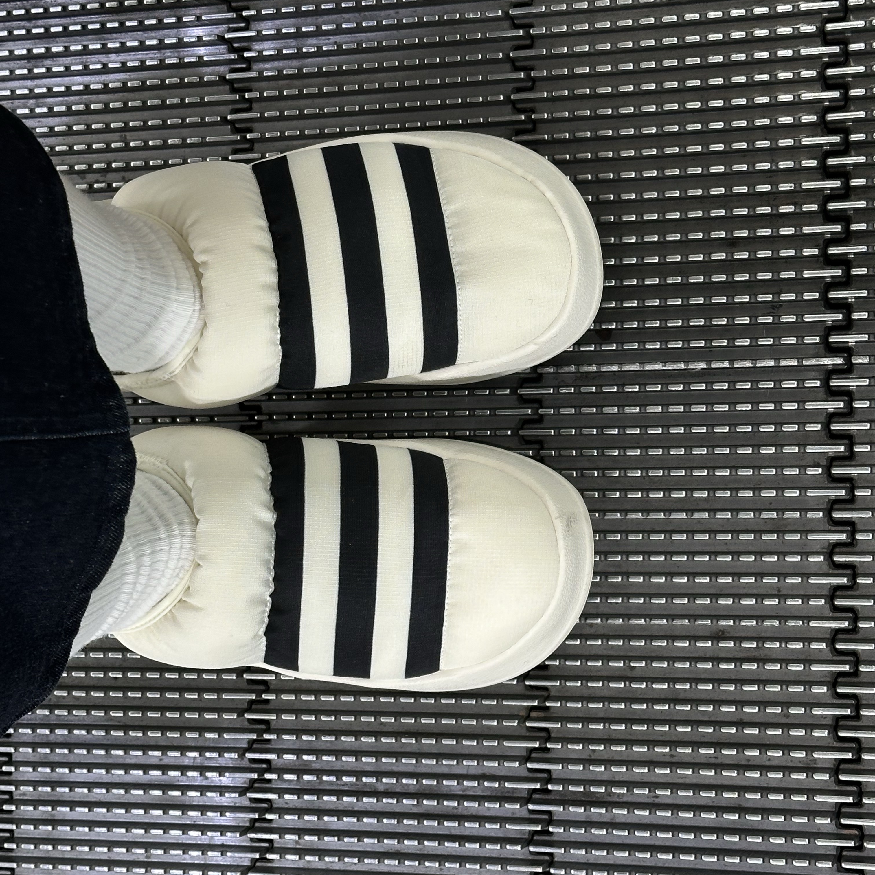 Adidas Puffylette Off White 착용 스타일