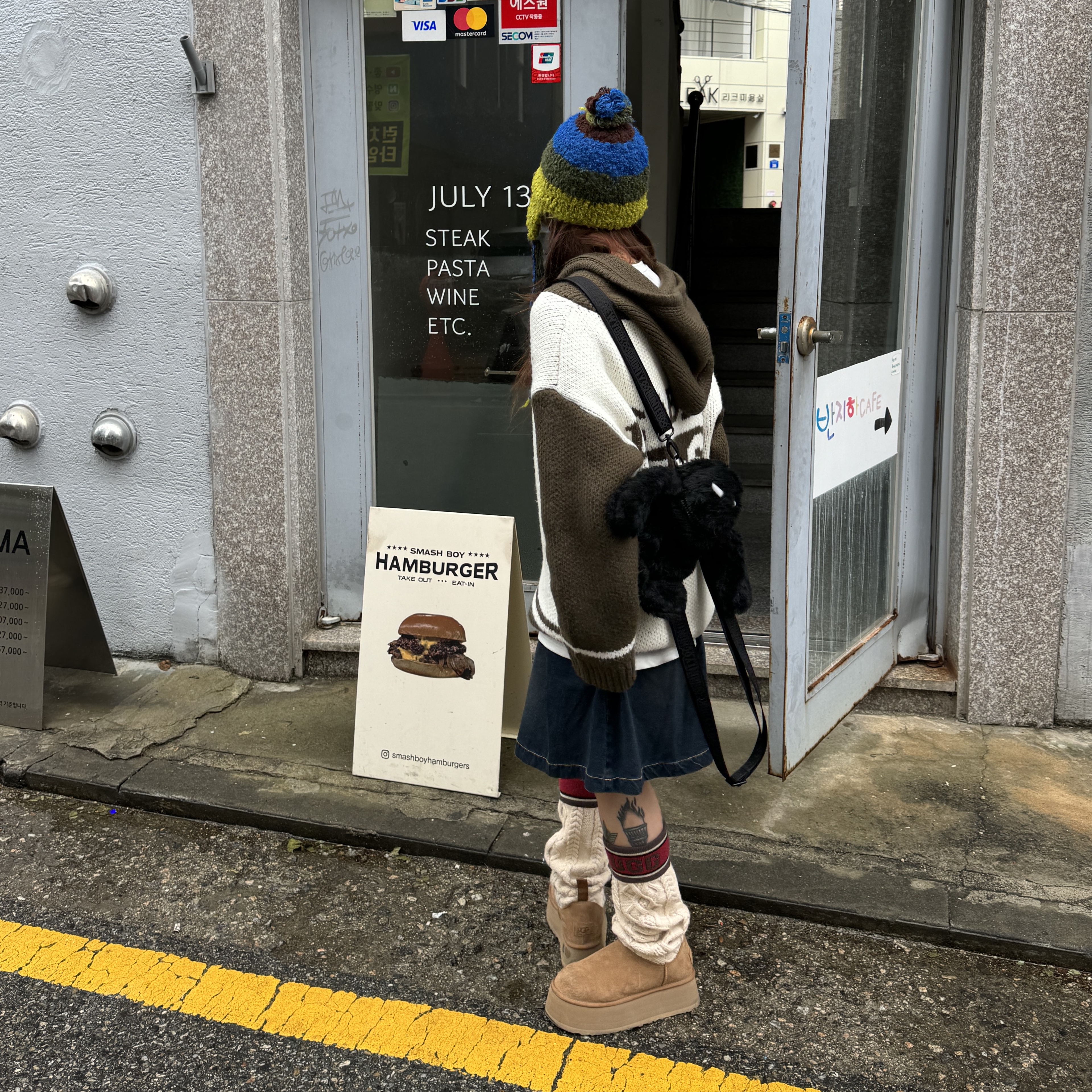 (W) UGG Classic Sweater Letter Boots Chestnut 착용 스타일 - 2