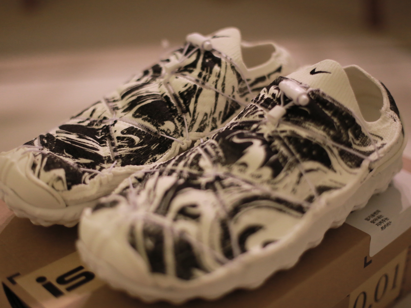 Nike ISPA Mindbody Black and White 착용 스타일 - 2
