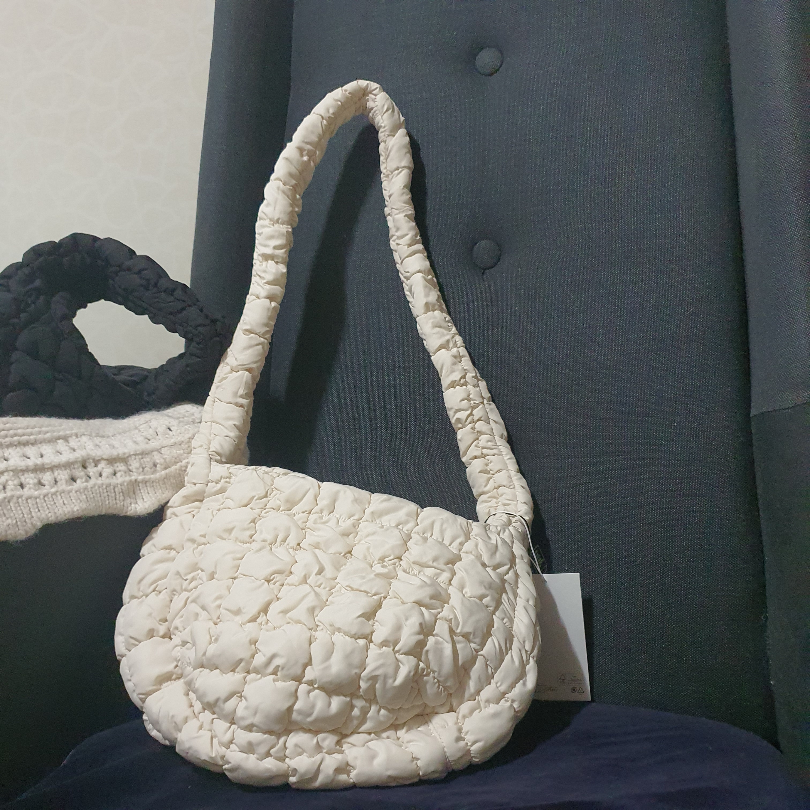 COS Quilted Messenger Bag Beige 착용 스타일