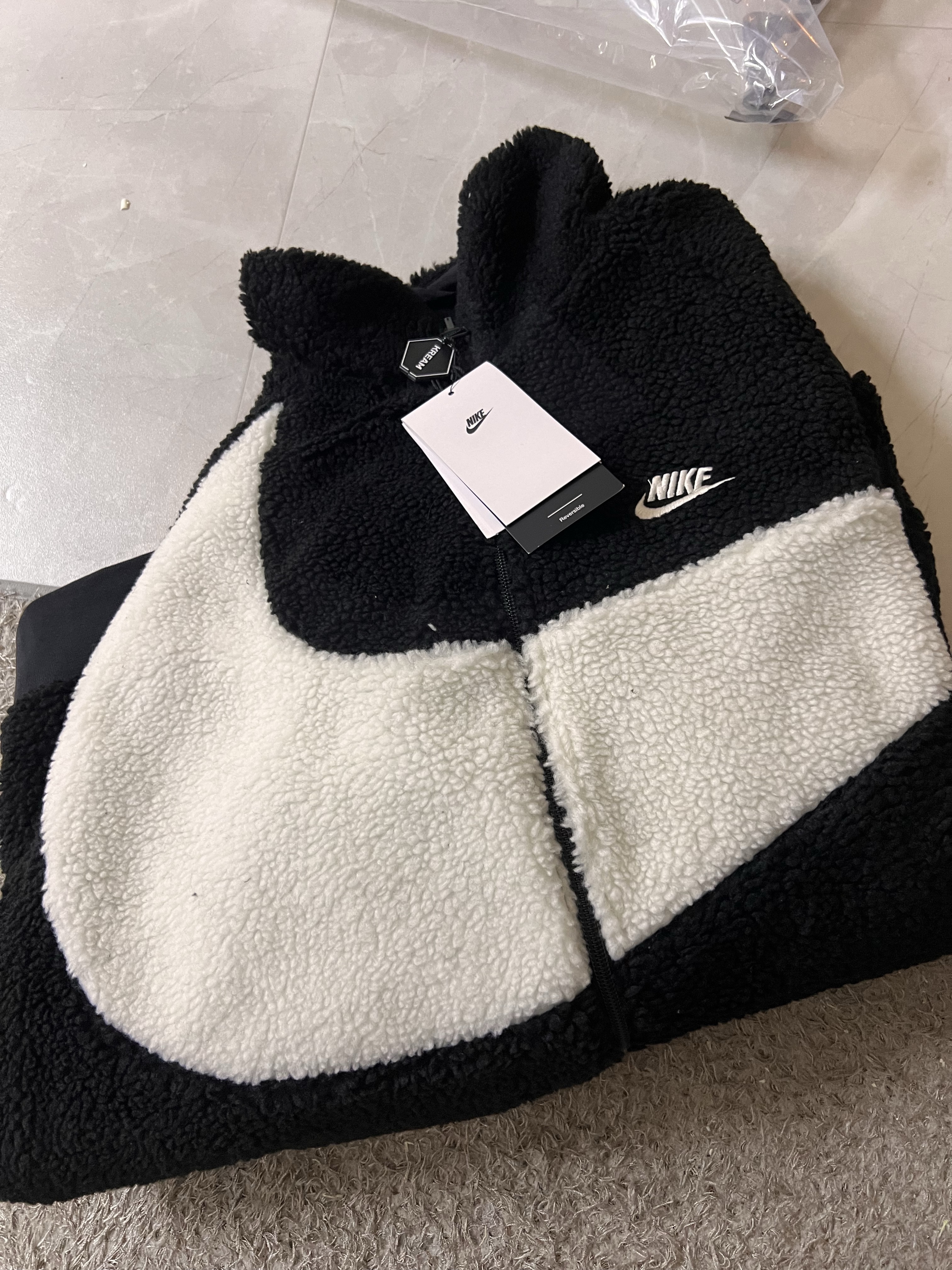 Nike Big Swoosh Full Zip Jacket Black Sail 착용 스타일