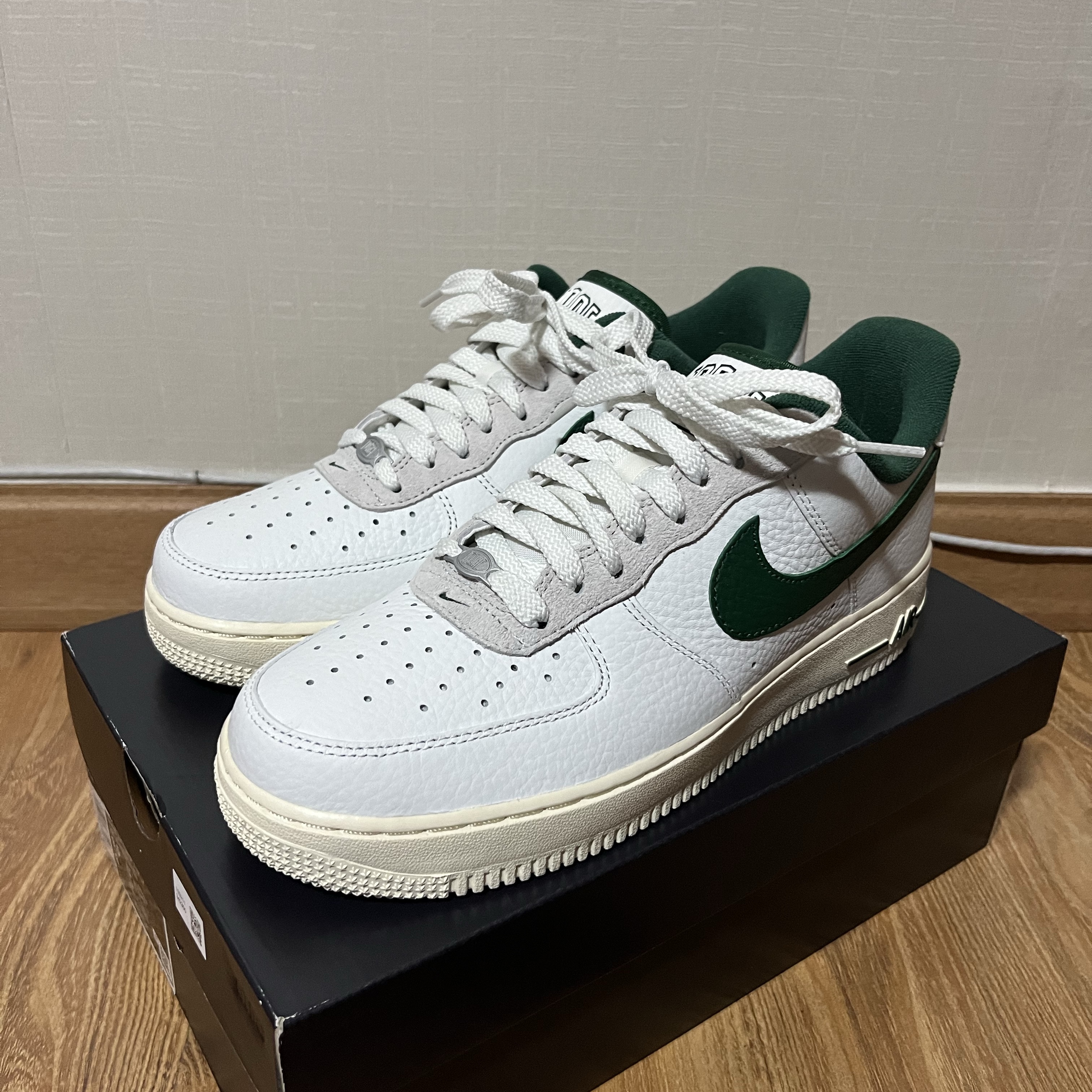 (W) Nike Air Force 1 '07 LX Summit White Gorge Green 착용 스타일 - 1