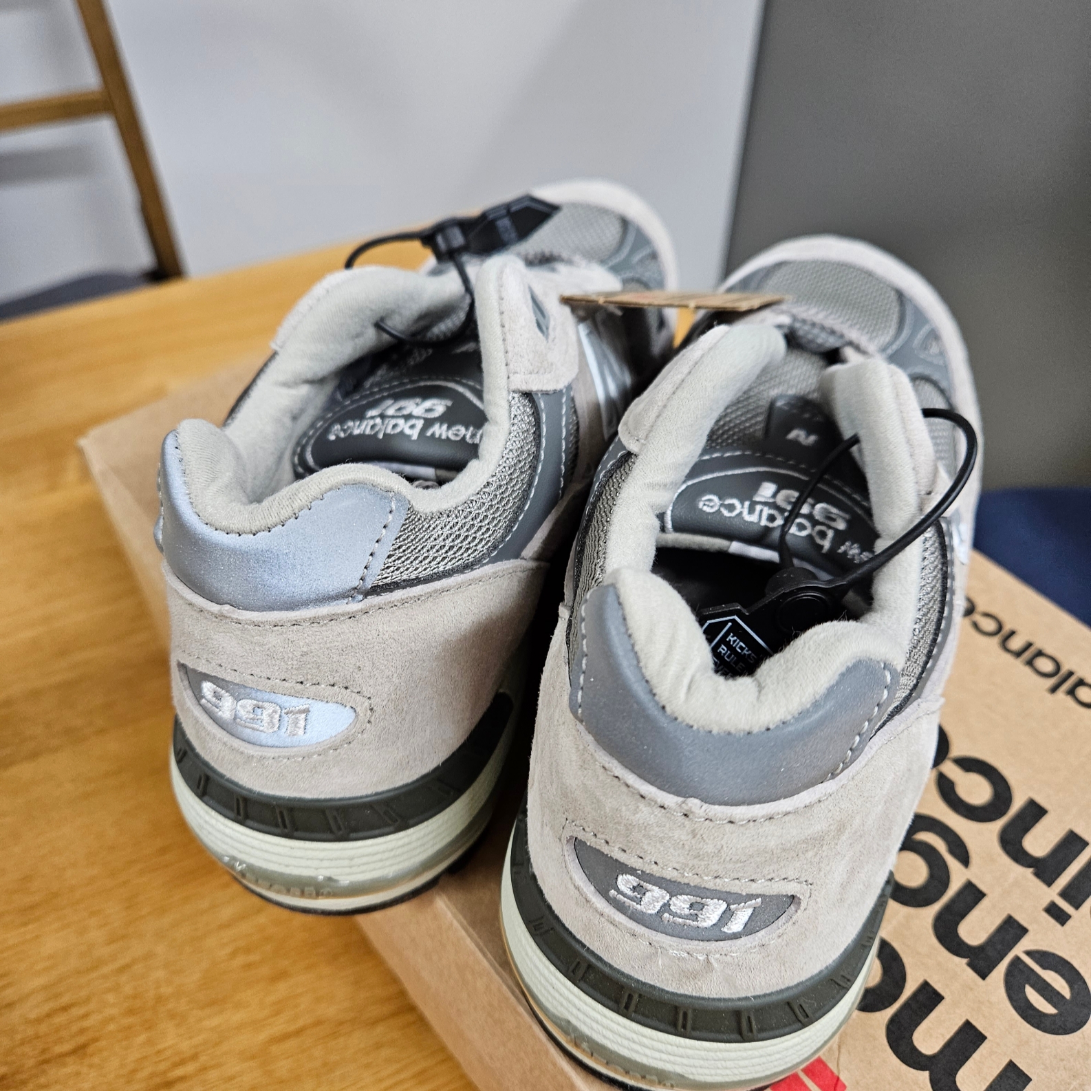 (W) New Balance 991 Made in UK Grey 착용 스타일 - 2
