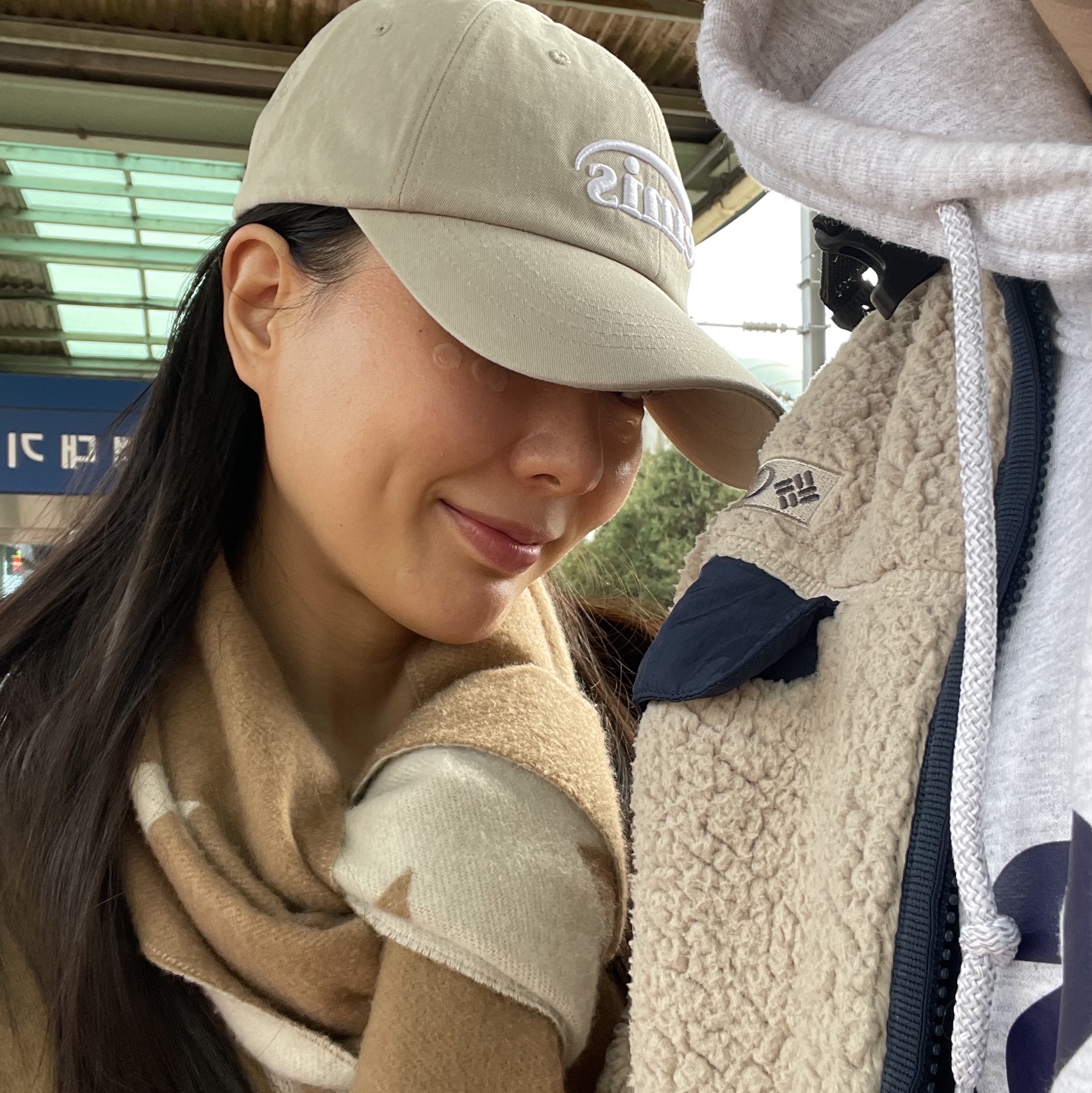 Emis New Logo Emis Cap Beige 착용 스타일 - 2
