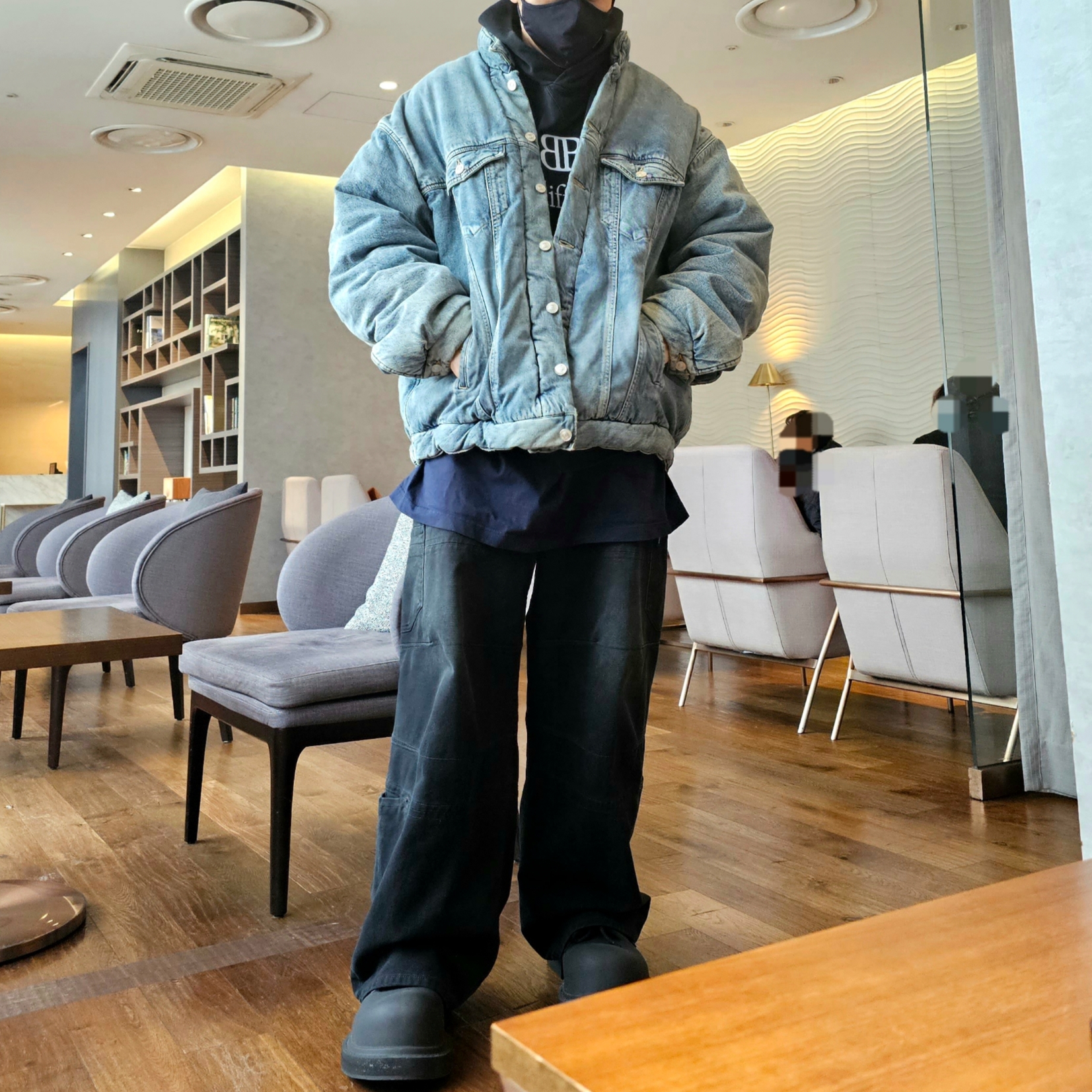 Balenciaga Padded Jacket Light Blue, Balenciaga Swift Oval Sunglasses Black 착용 스타일 - 3