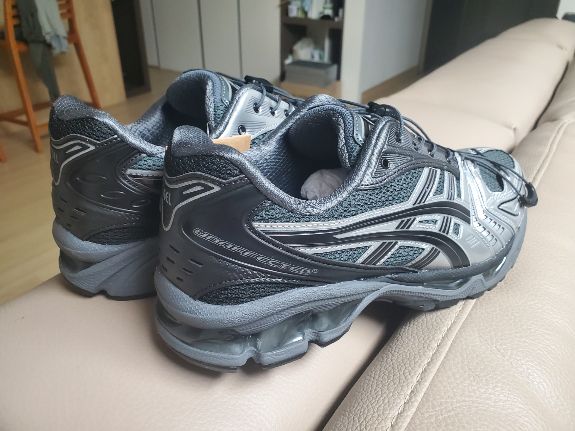 Asics x Unaffected Gel-Kayano 14 Silver Moon 착용 스타일 - 2