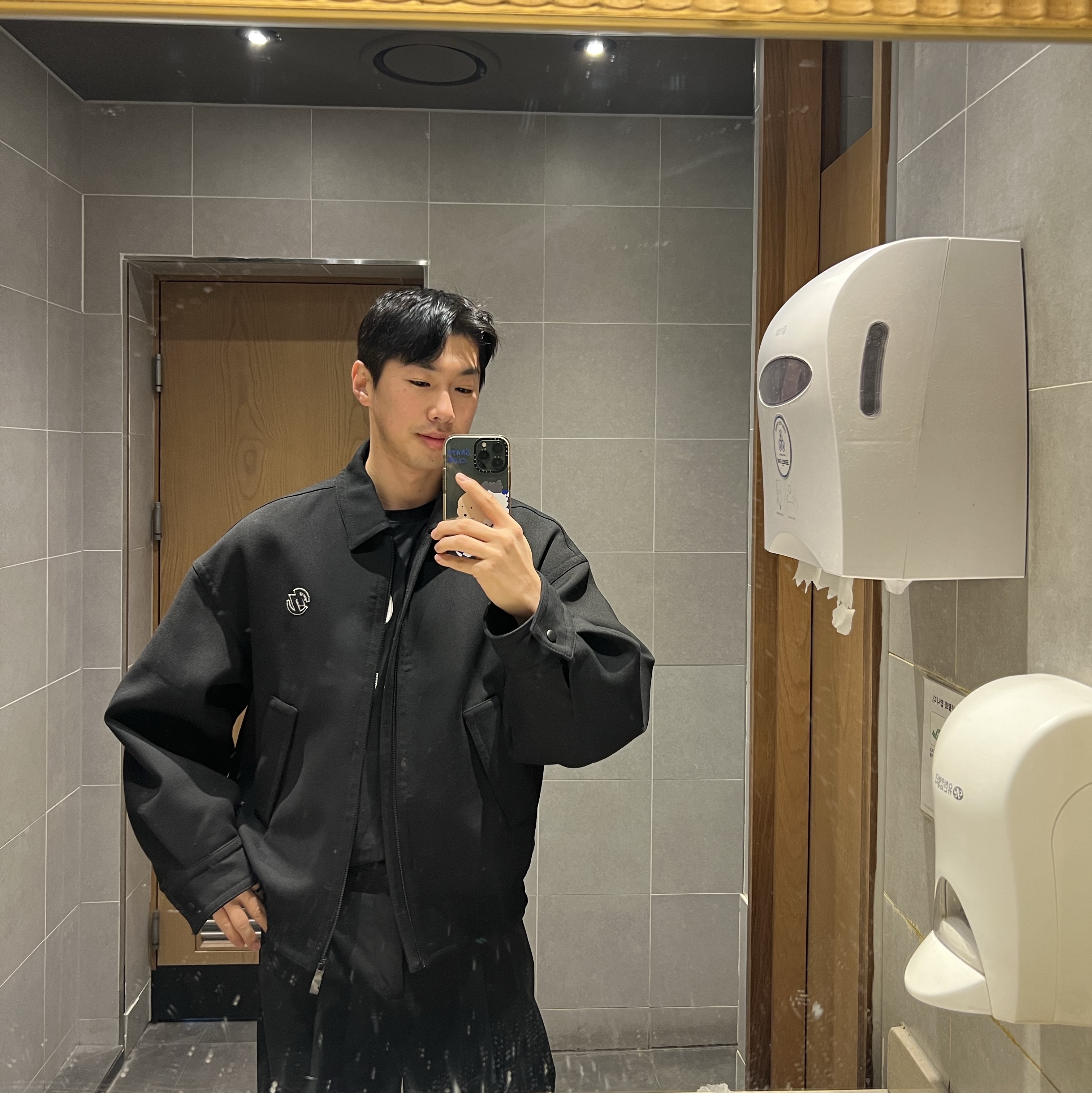 Zara x Ader Error Oversize Collar Bomber Jacket Black, Zara x Ader Error Tapered Trousers Black 착용 스타일