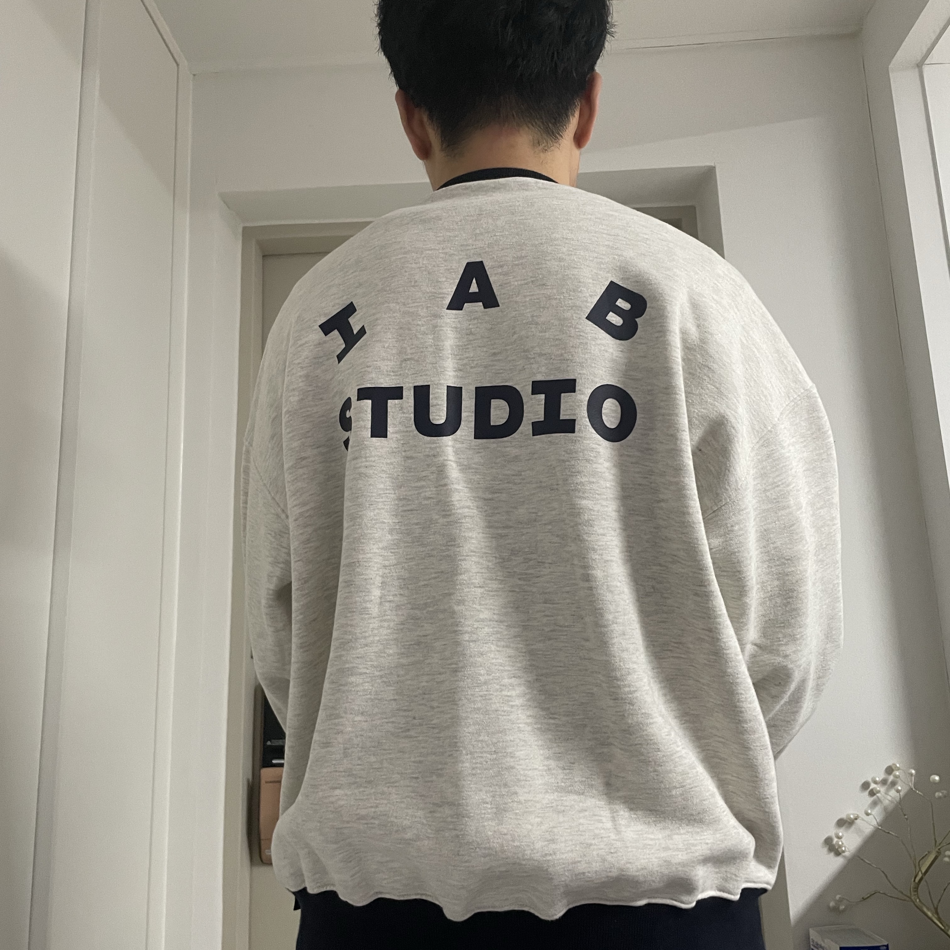 IAB Studio Sweatshirt Oatmeal Navy 착용 스타일