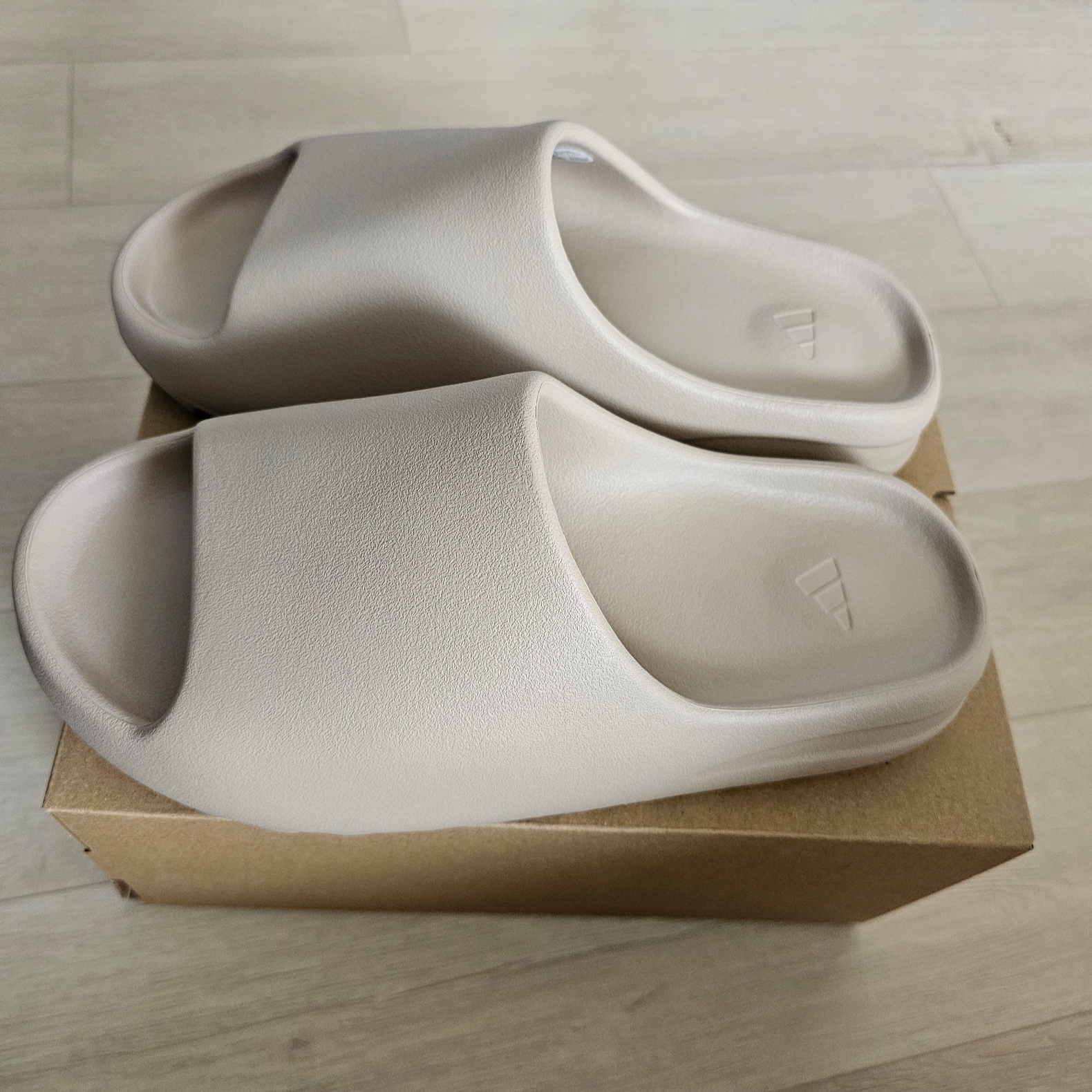 Adidas Yeezy Slide Pure - Re-Release Ver. 착용 스타일