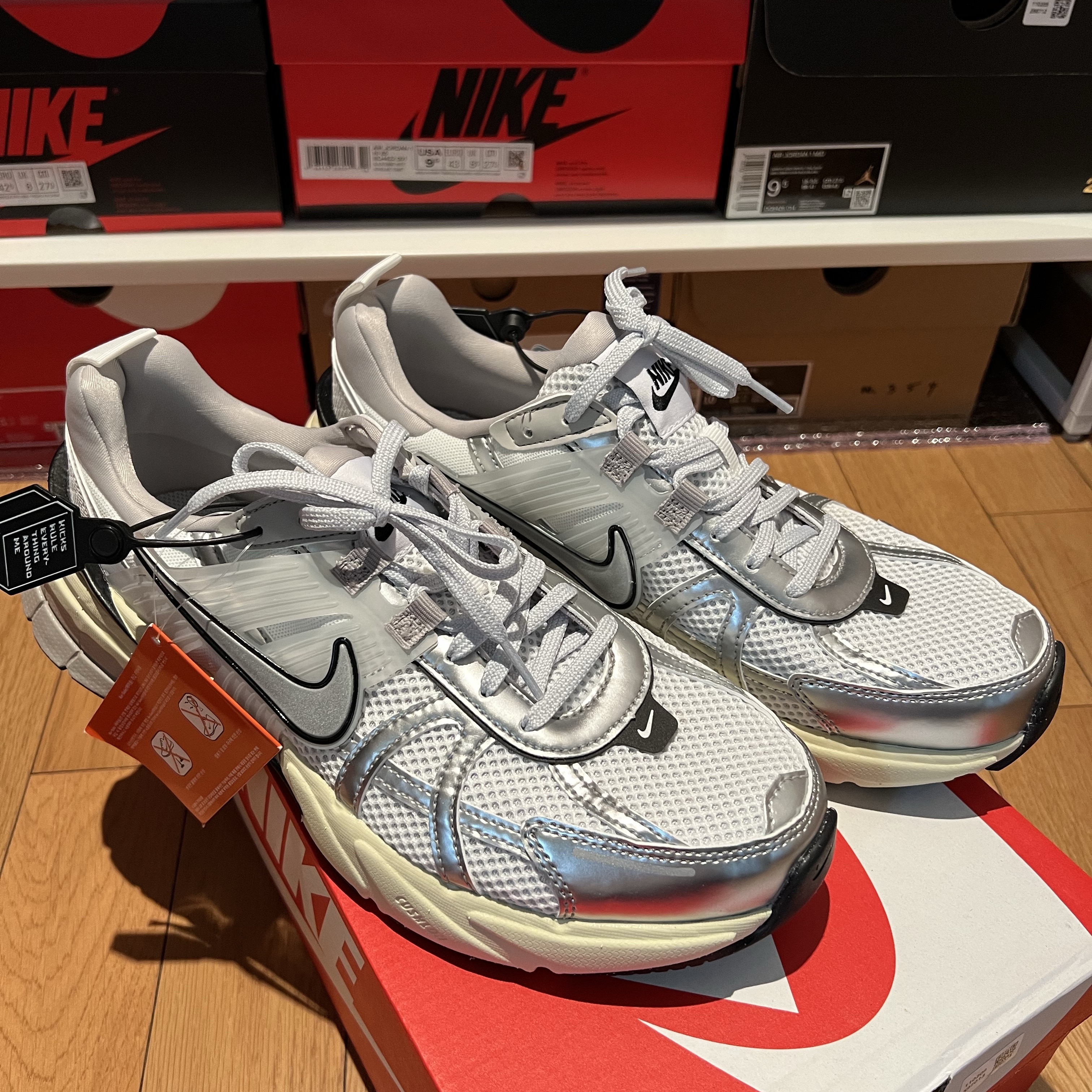 Nike V2K Run Summit White Metallic Silver 착용 스타일