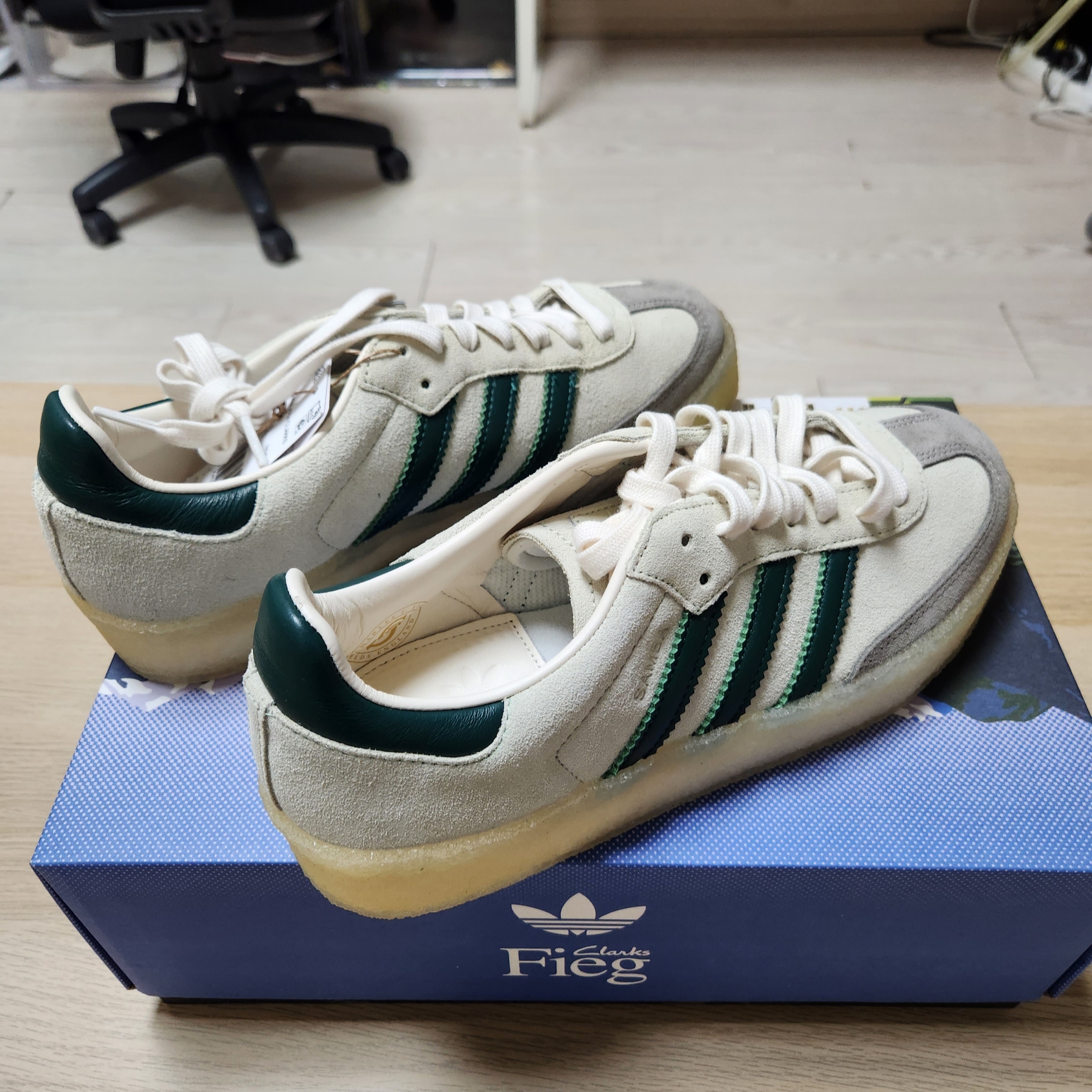 Adidas x Clarks x Ronnie Fieg 8th Street Samba Chalk White Green 착용 스타일 - 5