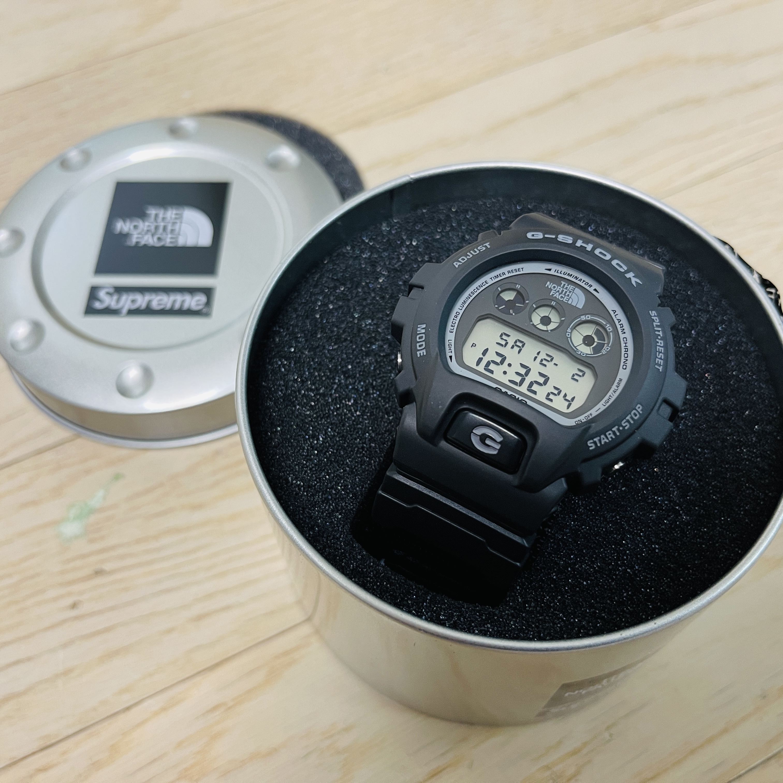 Casio G-Shock x Supreme x The North Face DW-6900 Black 착용 스타일 - 5