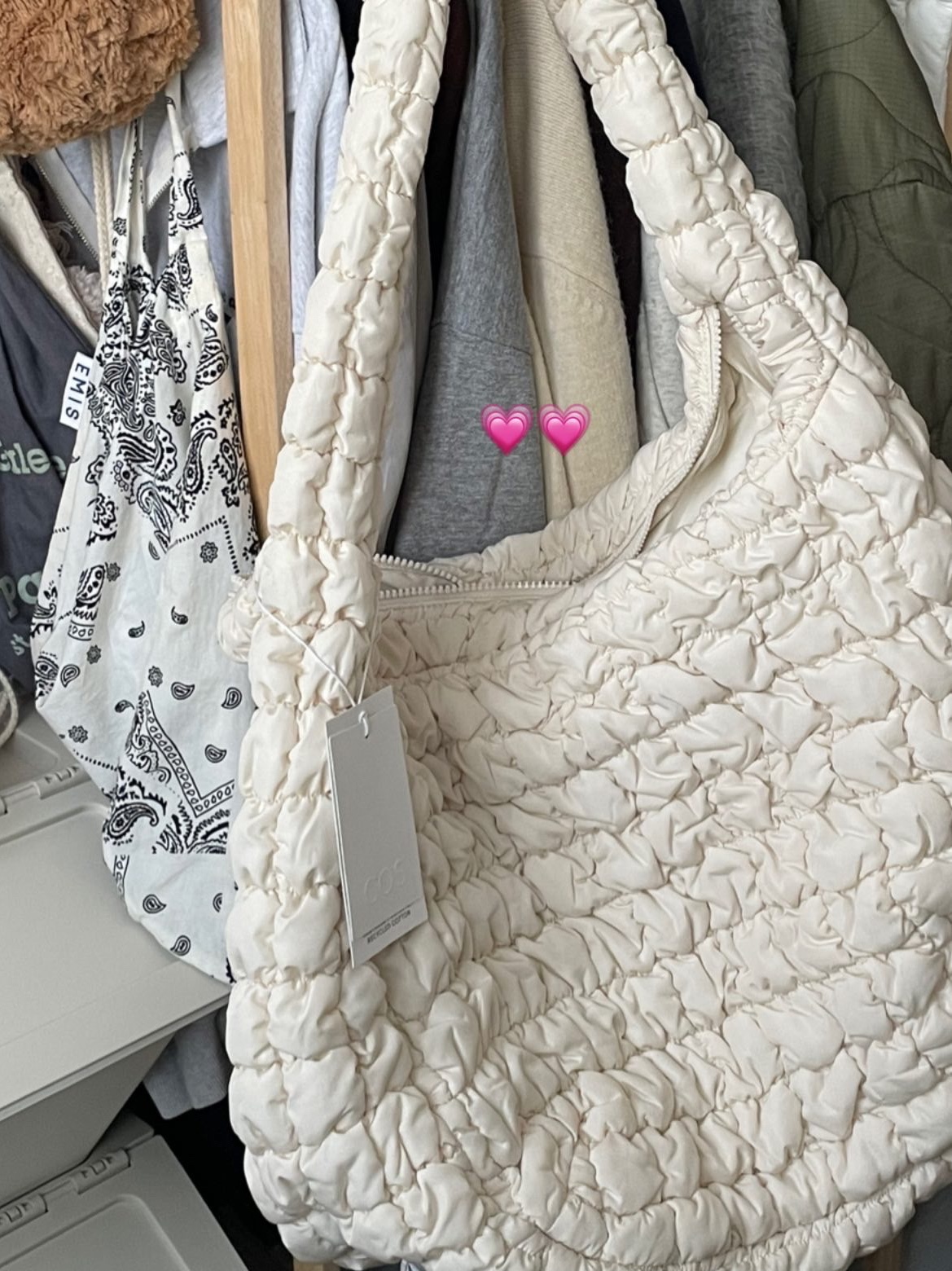 COS Quilted Oversized Shoulder Bag Off White Light Beige 착용 스타일