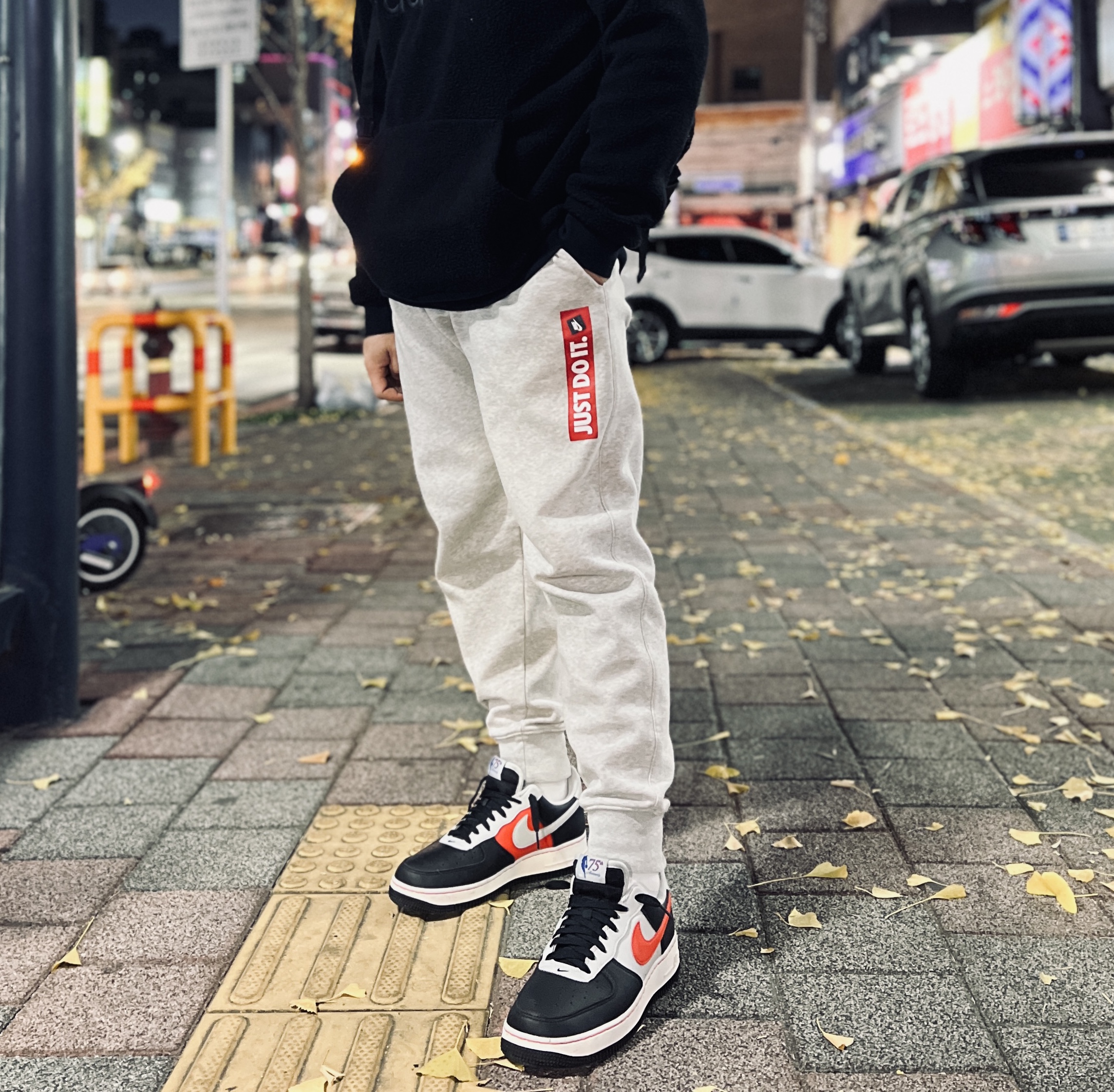 Nike x NBA Air Force 1 '07 LV8 EMB Black and Chile Red 착용 스타일 - 1