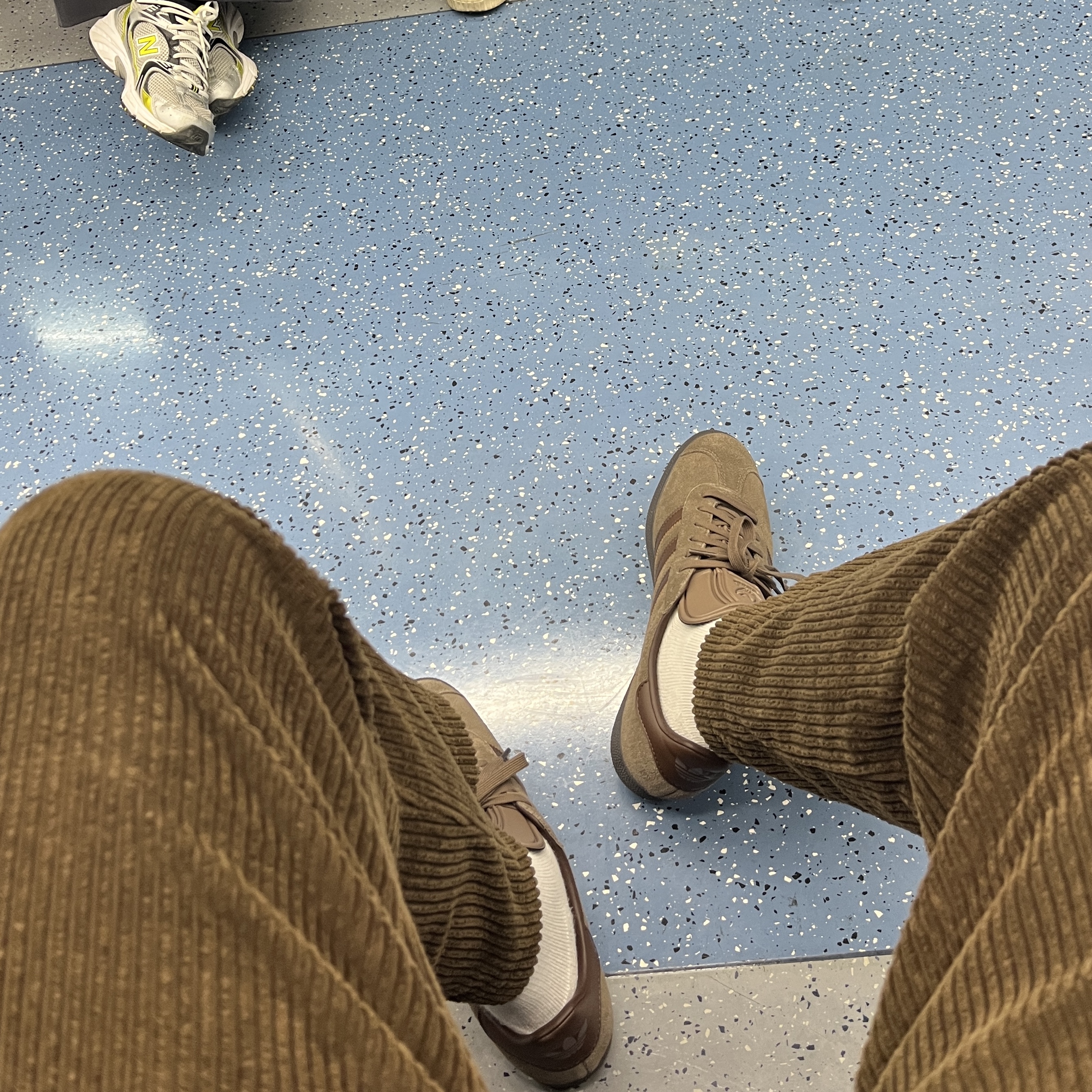 Adidas Gazelle Earth Strata Brown Gum 착용 스타일